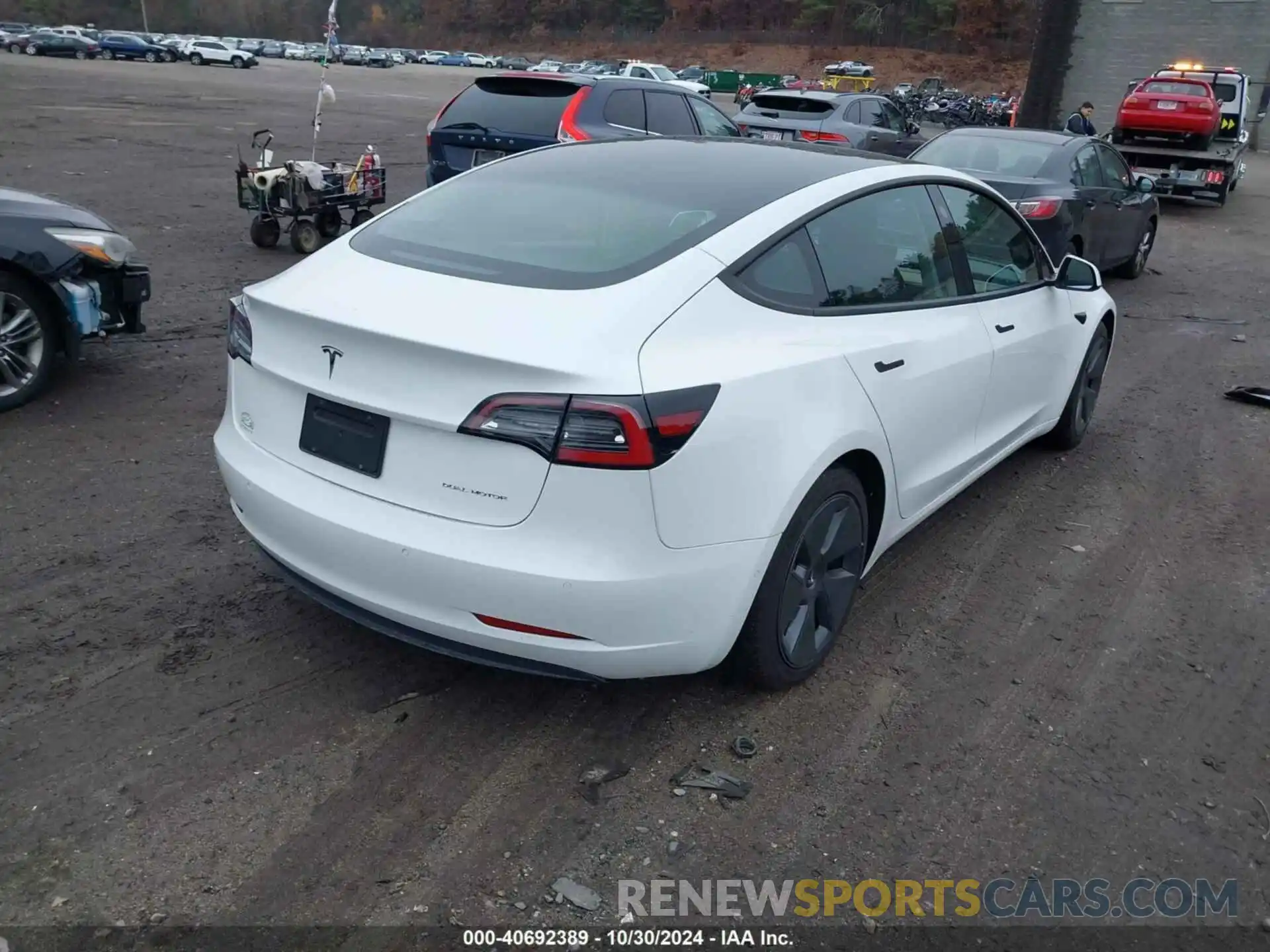 4 Photograph of a damaged car 5YJ3E1EB4NF152435 TESLA MODEL 3 2022