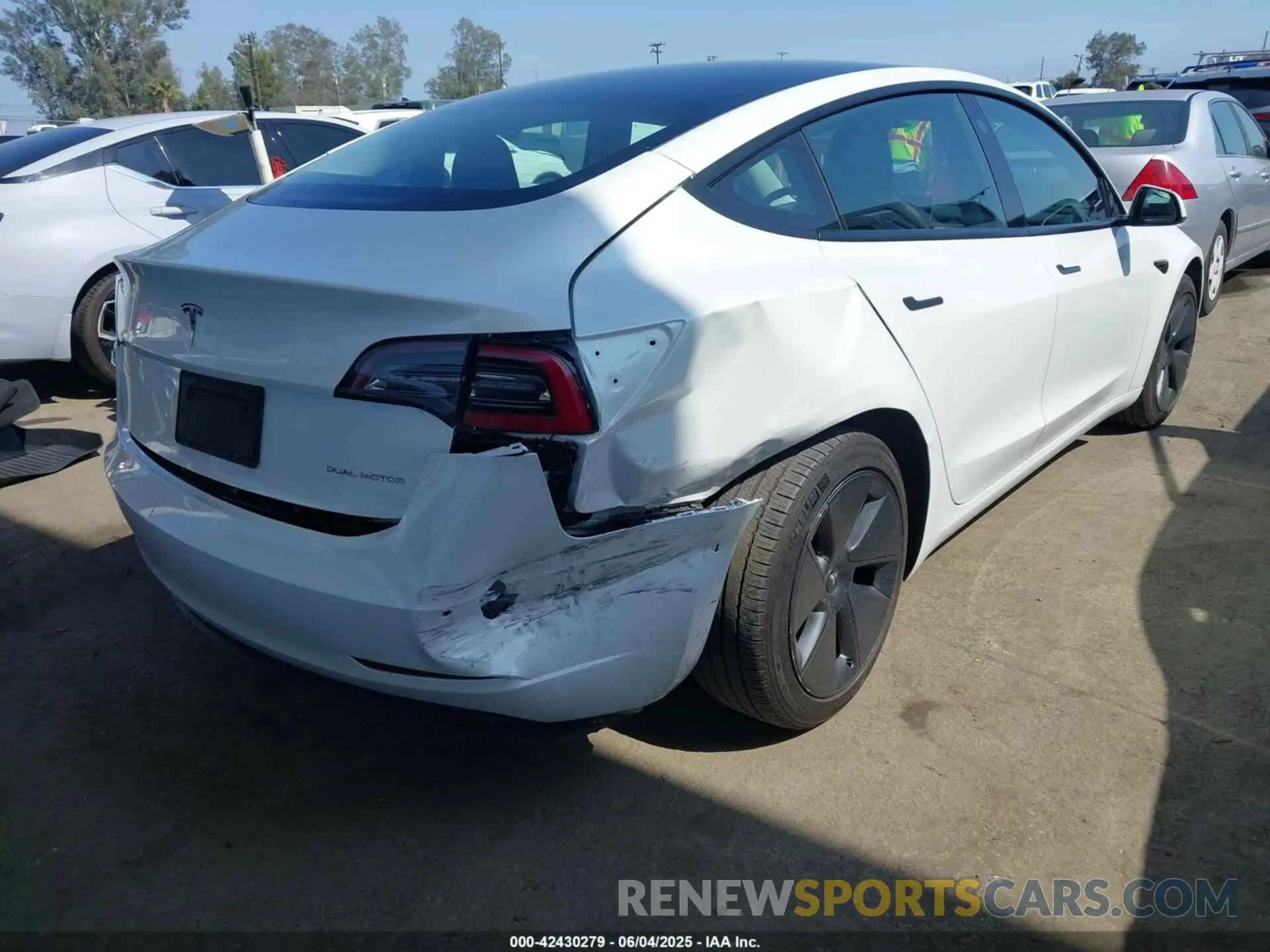 4 Photograph of a damaged car 5YJ3E1EB4NF183958 TESLA MODEL 3 2022