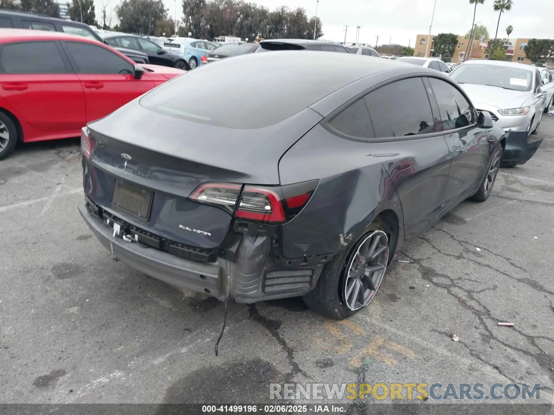 4 Photograph of a damaged car 5YJ3E1EB4NF255905 TESLA MODEL 3 2022