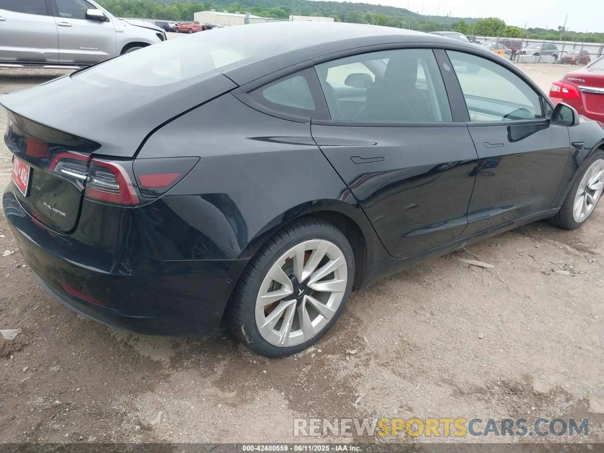 4 Photograph of a damaged car 5YJ3E1EB4NF286815 TESLA MODEL 3 2022