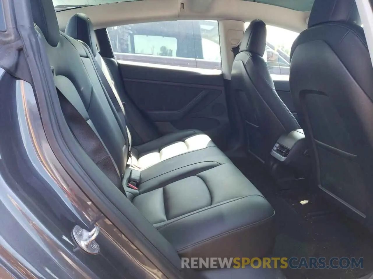 10 Photograph of a damaged car 5YJ3E1EB5NF105785 TESLA MODEL 3 2022