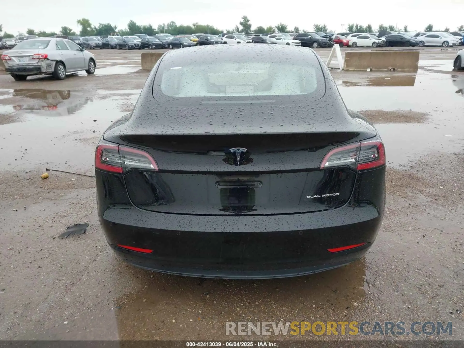 17 Photograph of a damaged car 5YJ3E1EB5NF115555 TESLA MODEL 3 2022