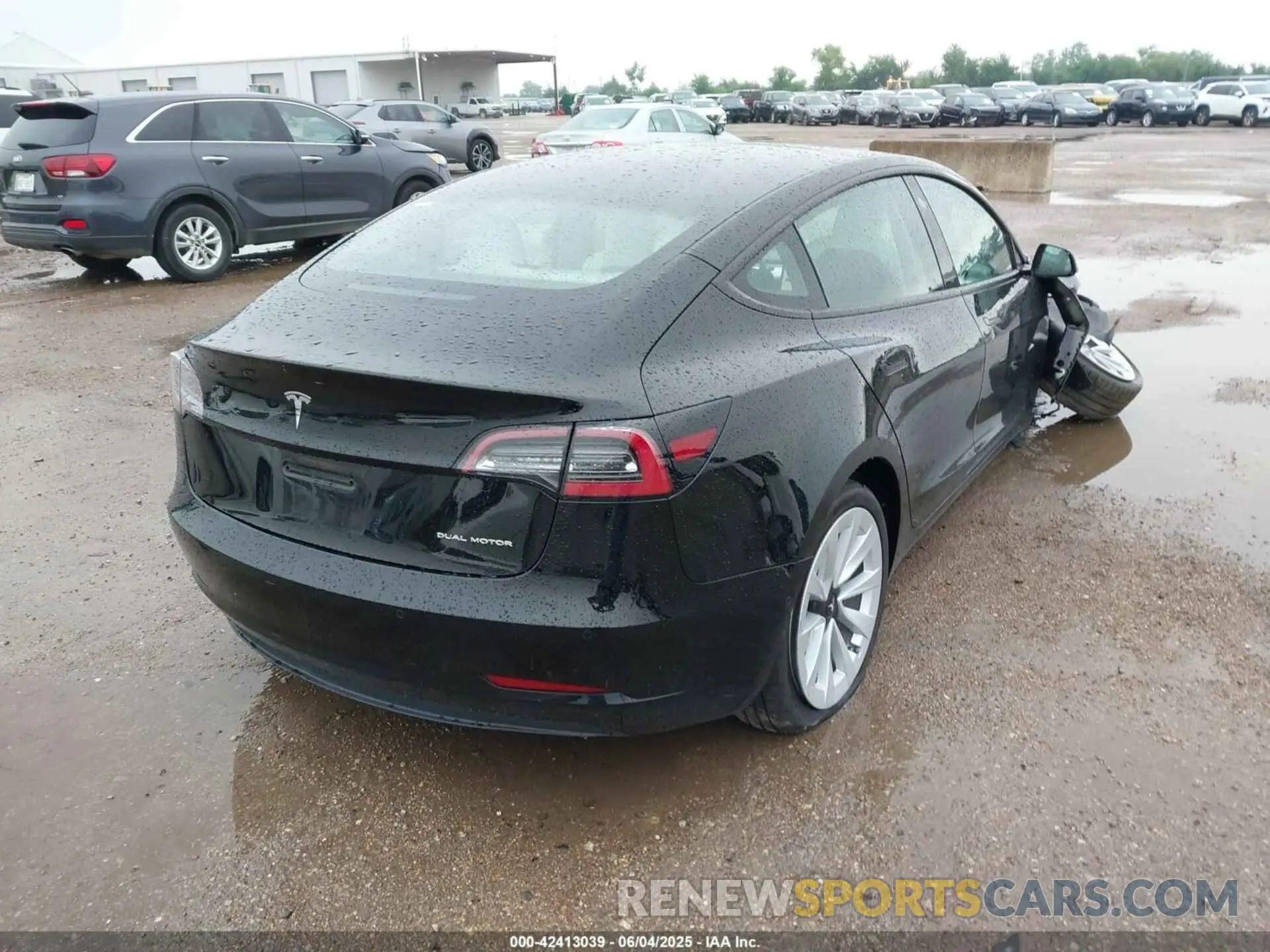 4 Photograph of a damaged car 5YJ3E1EB5NF115555 TESLA MODEL 3 2022