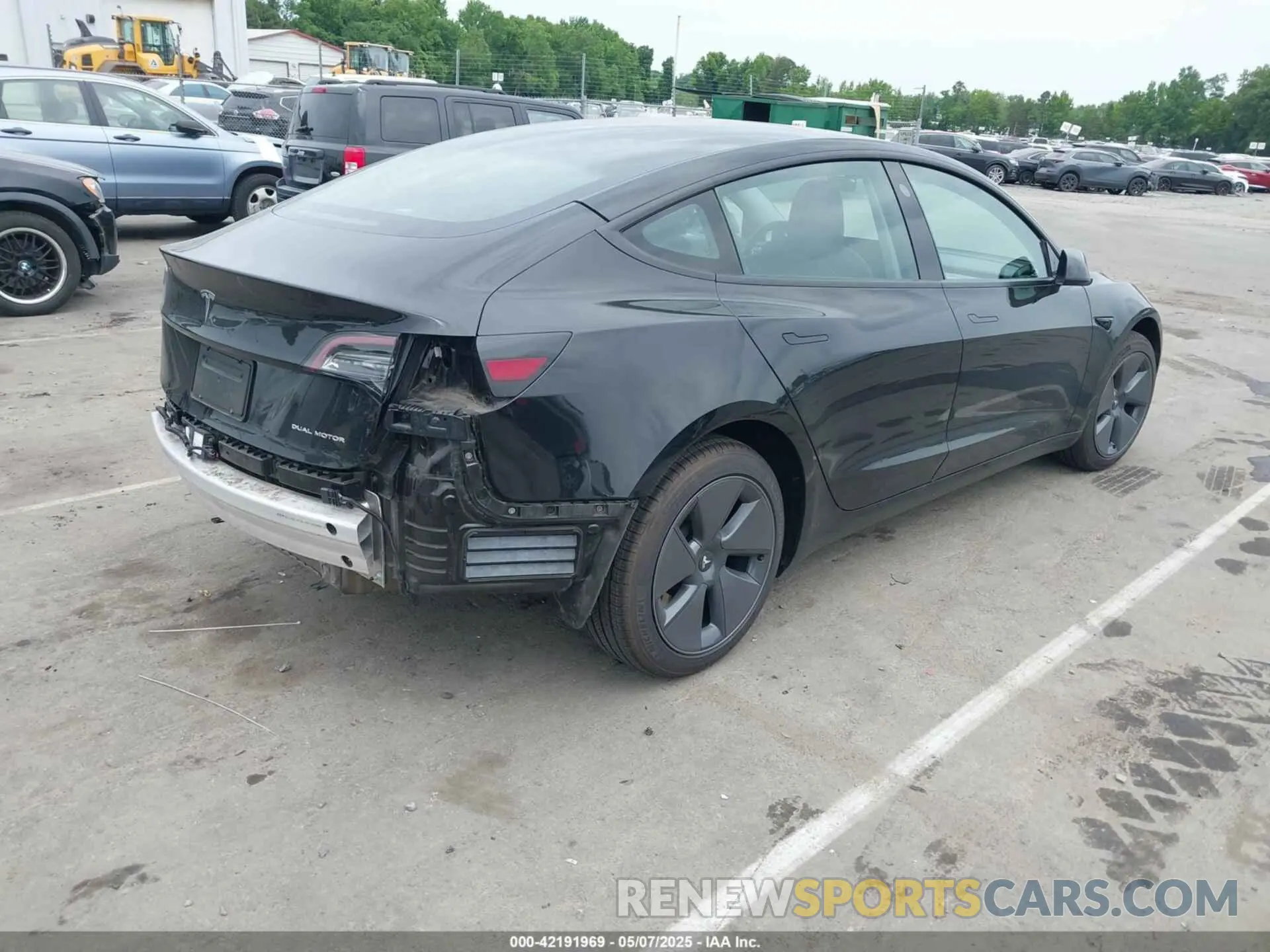 4 Photograph of a damaged car 5YJ3E1EB5NF117192 TESLA MODEL 3 2022