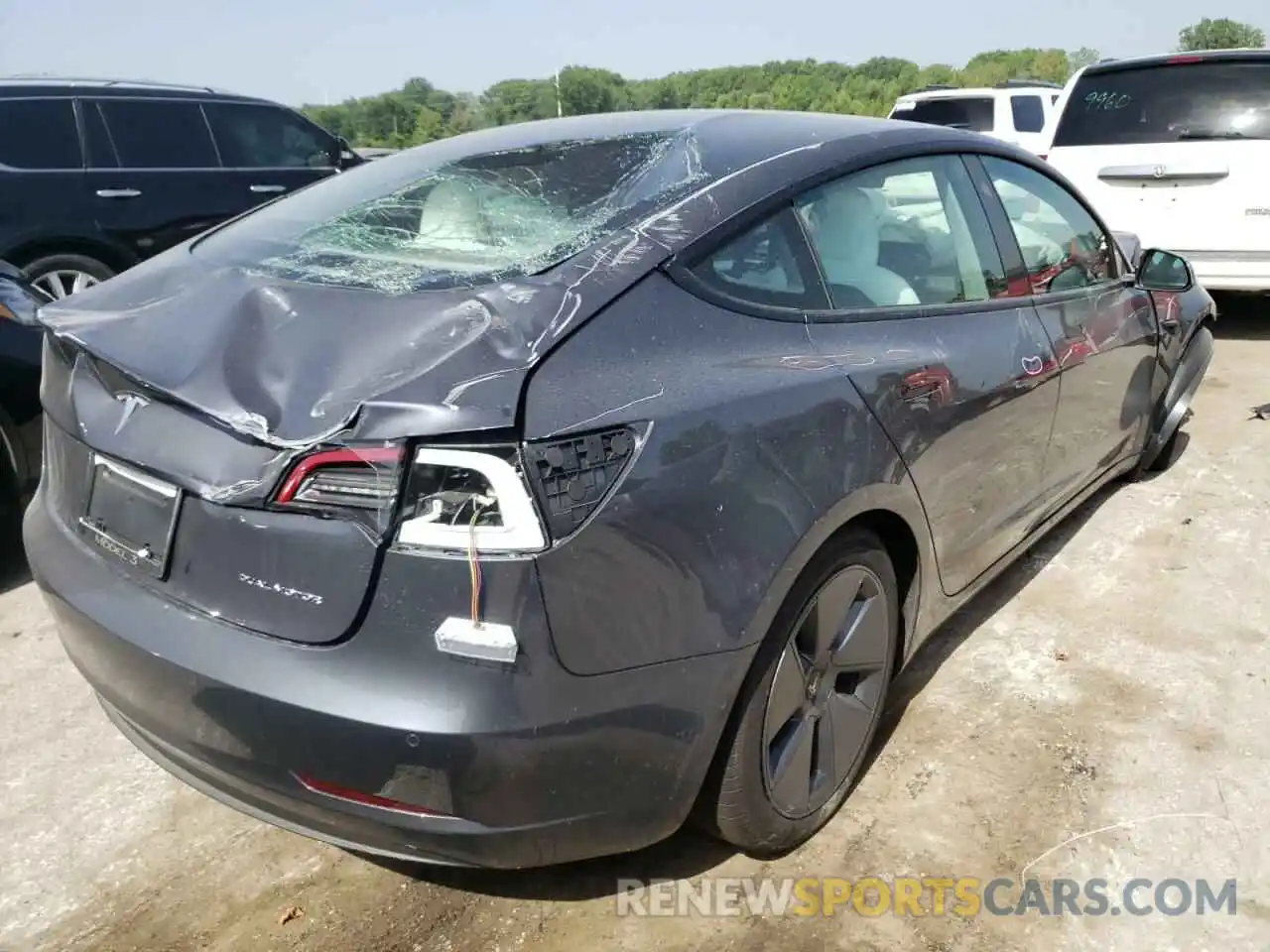 4 Photograph of a damaged car 5YJ3E1EB5NF242886 TESLA MODEL 3 2022