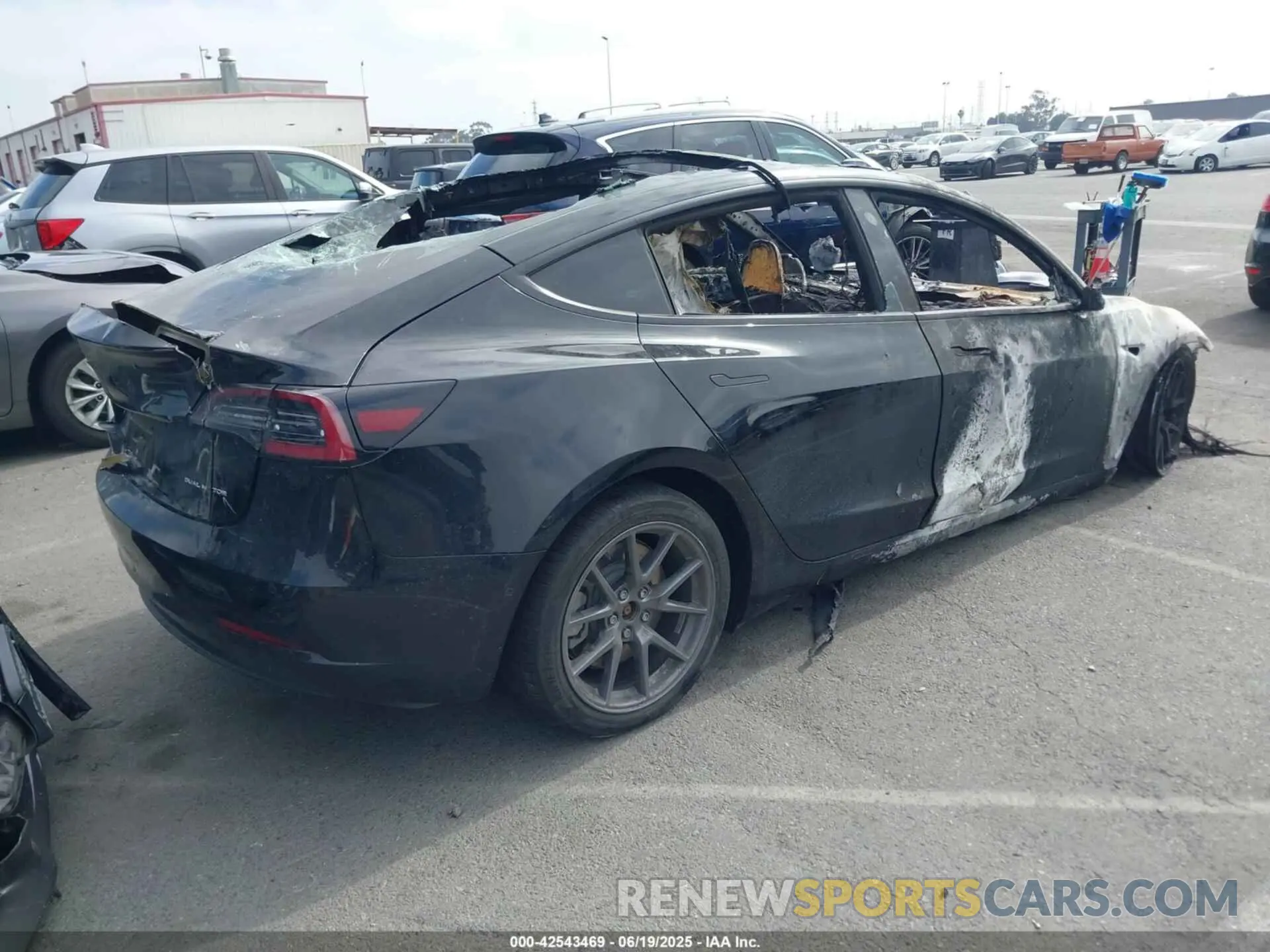 4 Photograph of a damaged car 5YJ3E1EB5NF263687 TESLA MODEL 3 2022