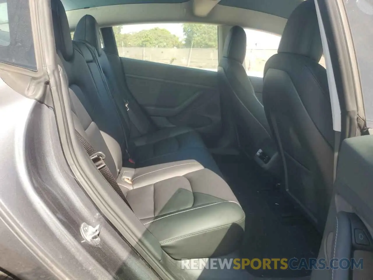 10 Photograph of a damaged car 5YJ3E1EB5NF350473 TESLA MODEL 3 2022