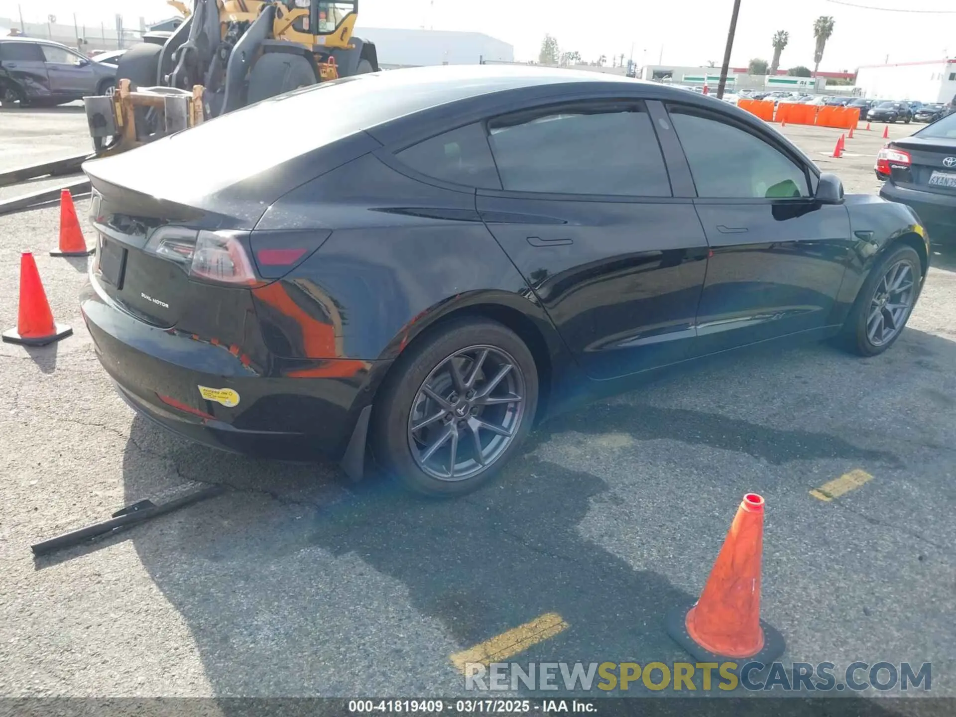 4 Photograph of a damaged car 5YJ3E1EB6NF233131 TESLA MODEL 3 2022