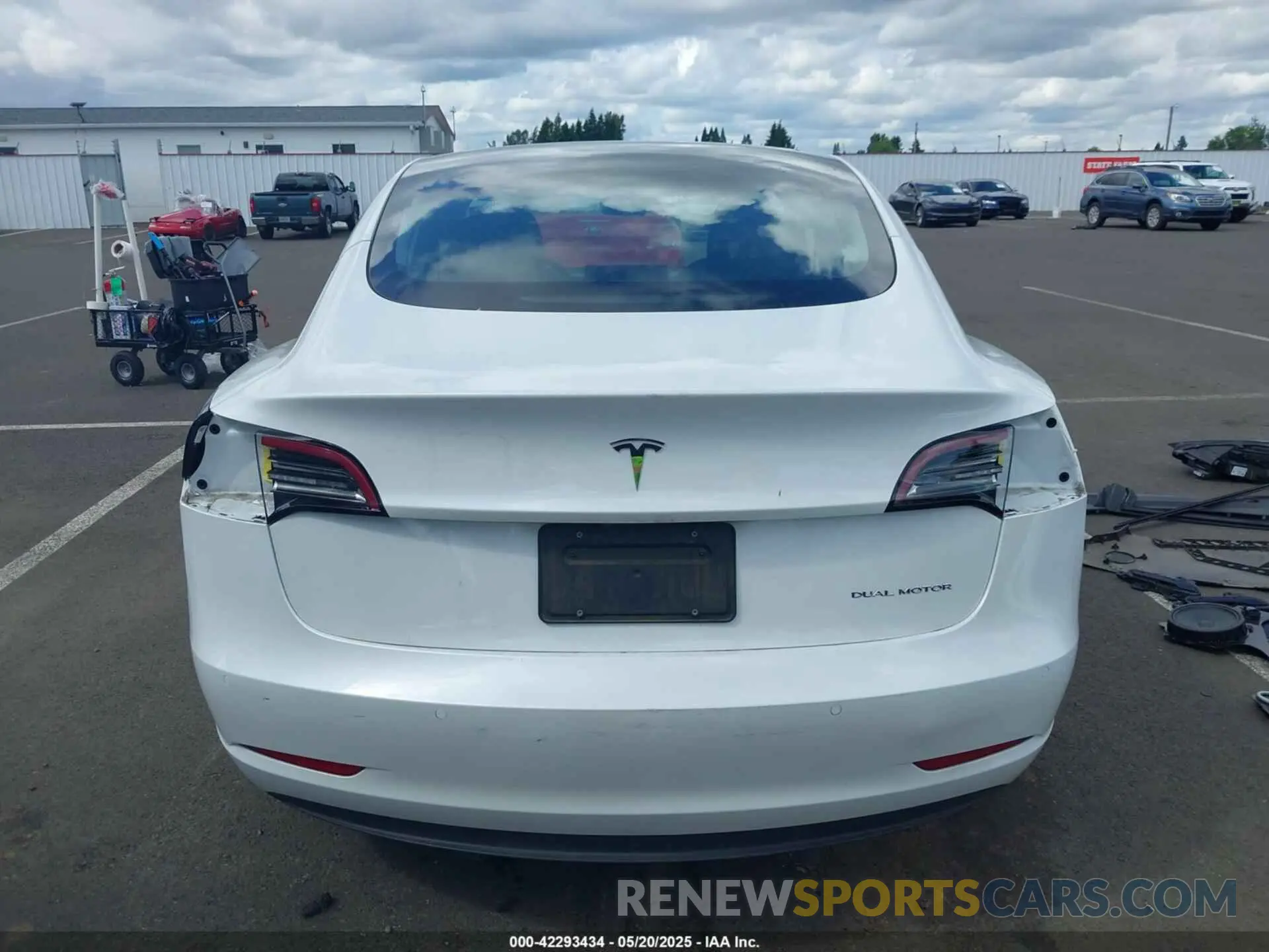 17 Photograph of a damaged car 5YJ3E1EB6NF250964 TESLA MODEL 3 2022