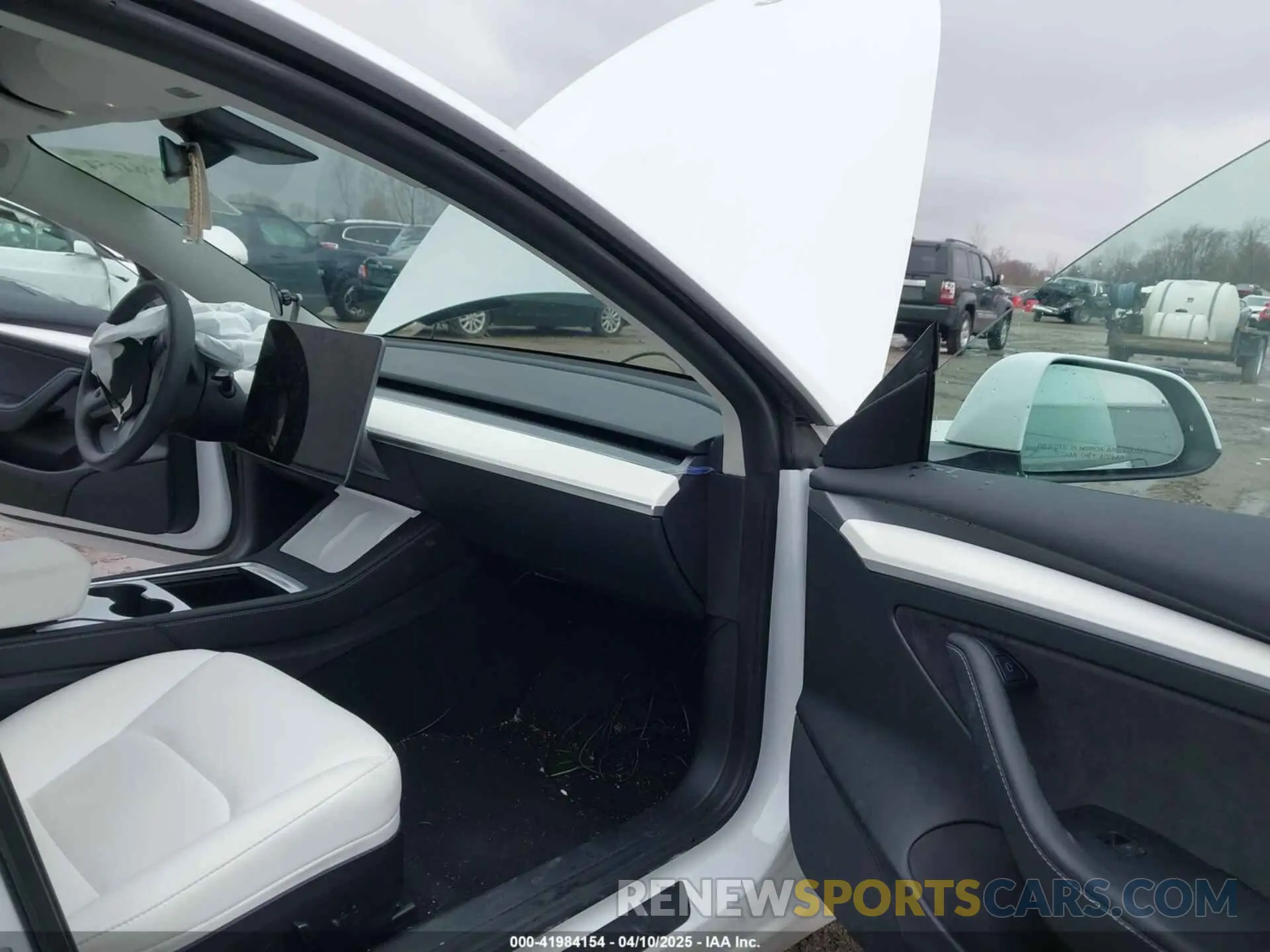 5 Photograph of a damaged car 5YJ3E1EB6NF272009 TESLA MODEL 3 2022