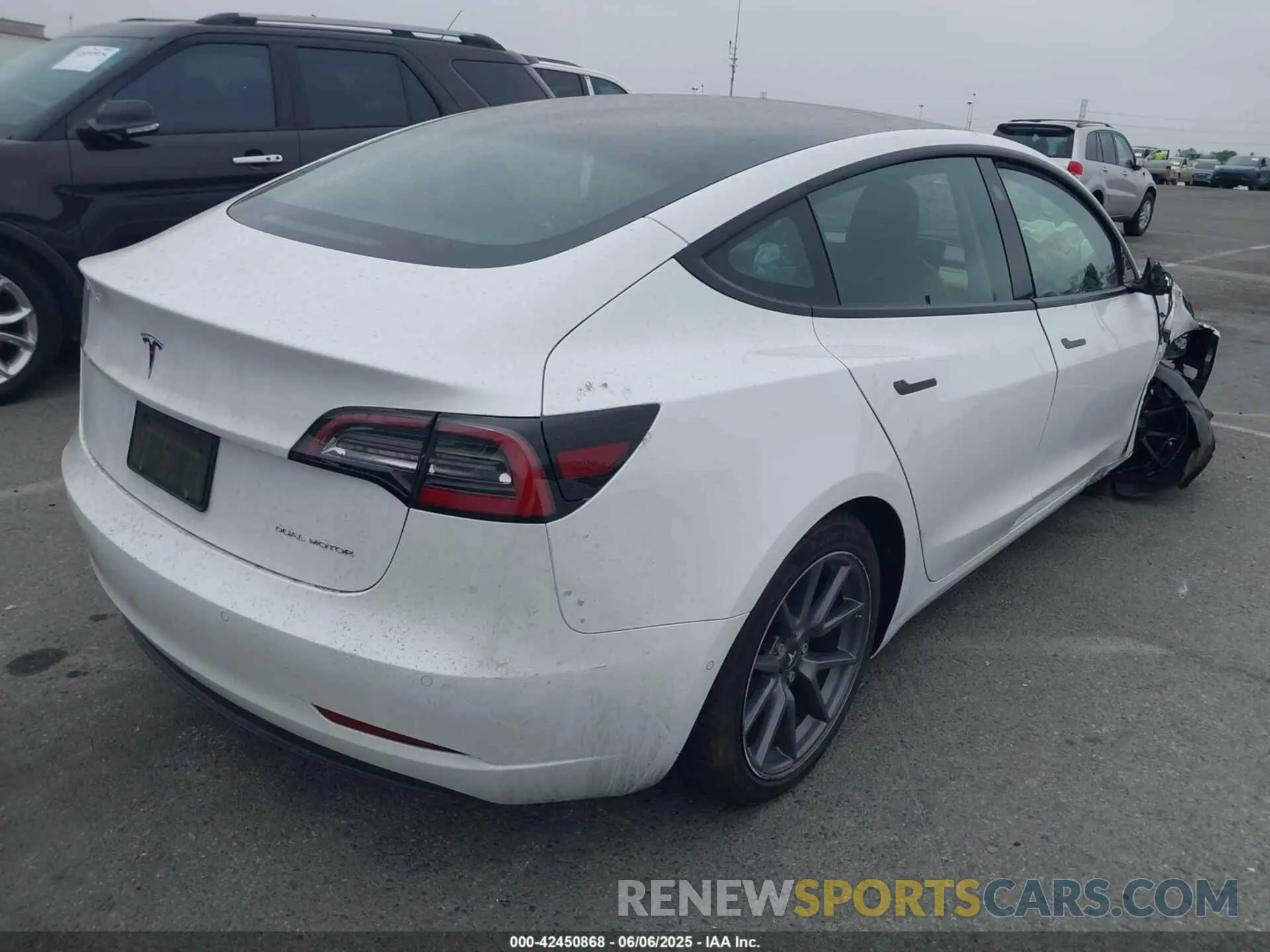 4 Photograph of a damaged car 5YJ3E1EB7NF170444 TESLA MODEL 3 2022