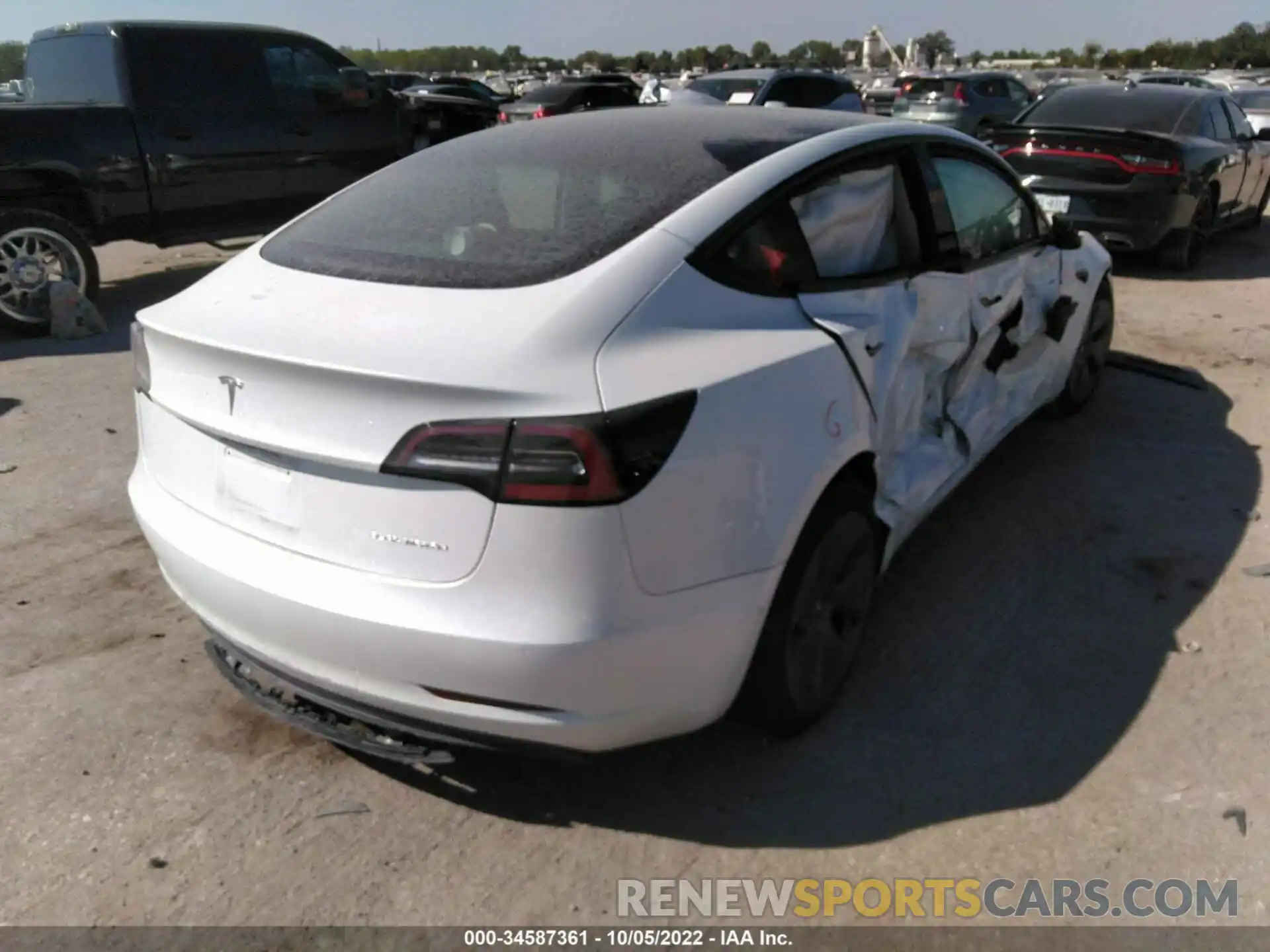 4 Photograph of a damaged car 5YJ3E1EB7NF172498 TESLA MODEL 3 2022