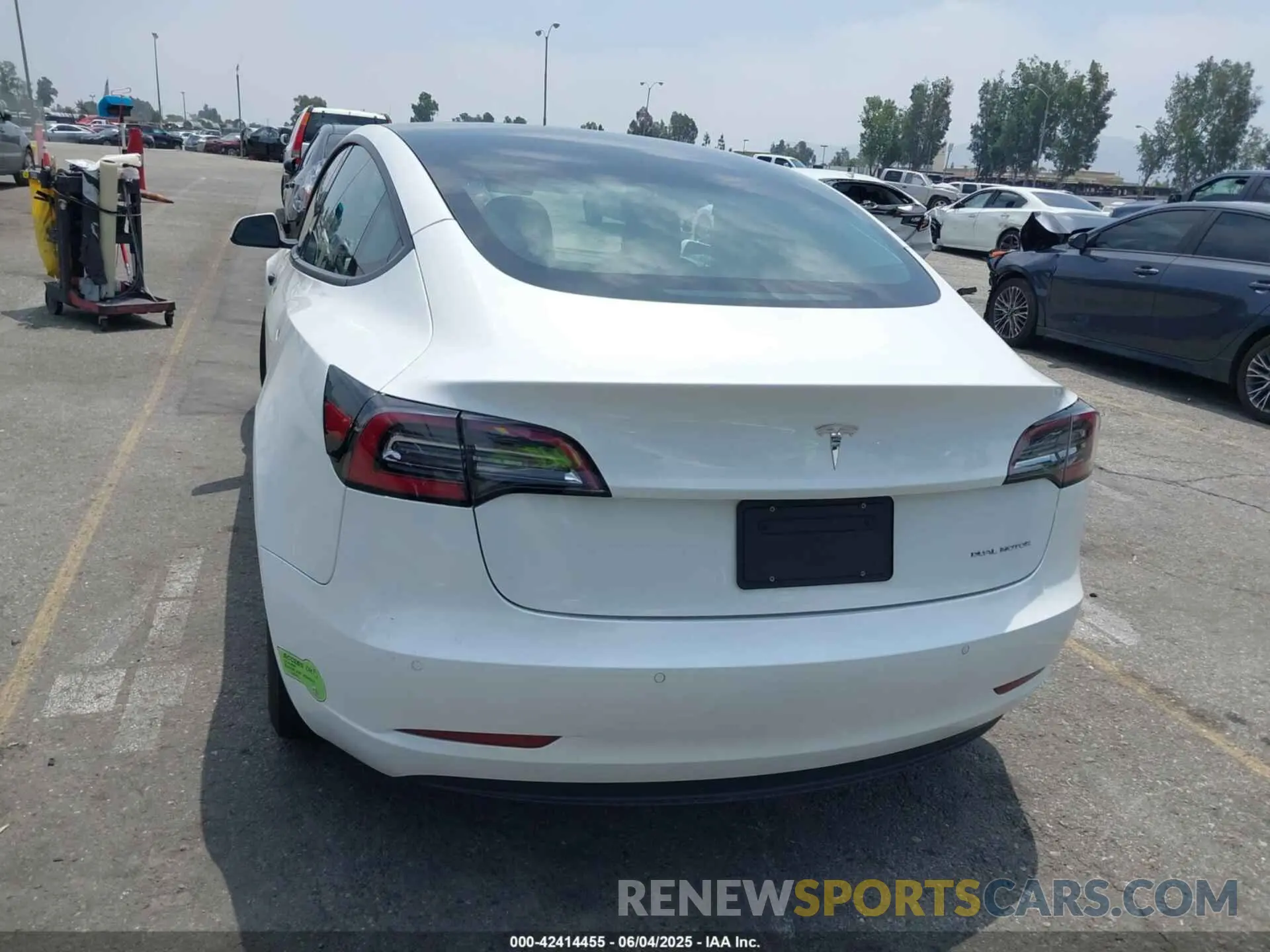 16 Photograph of a damaged car 5YJ3E1EB7NF210537 TESLA MODEL 3 2022