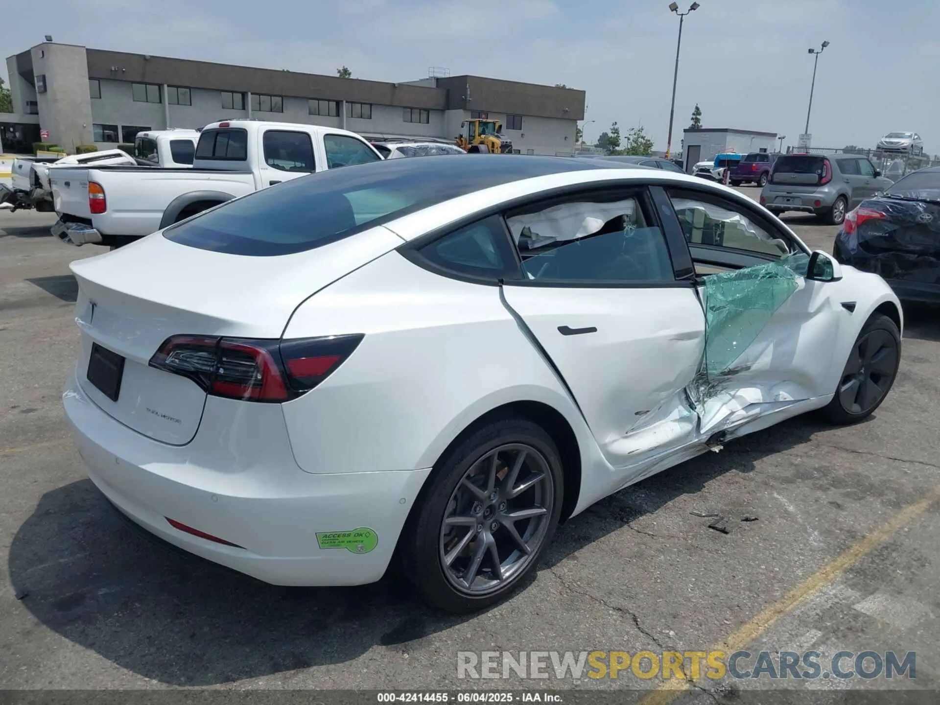 4 Photograph of a damaged car 5YJ3E1EB7NF210537 TESLA MODEL 3 2022