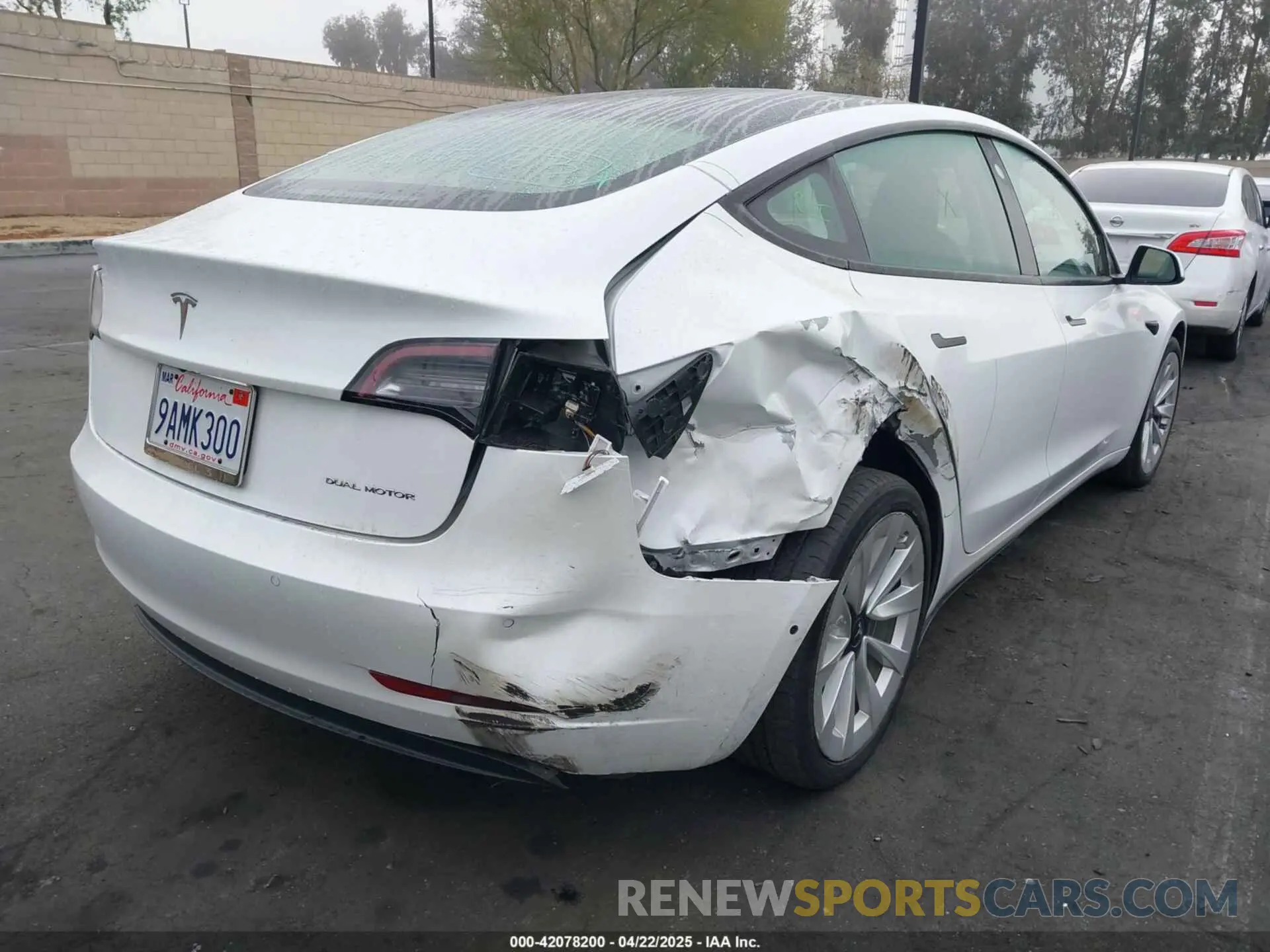 4 Photograph of a damaged car 5YJ3E1EB8NF195708 TESLA MODEL 3 2022