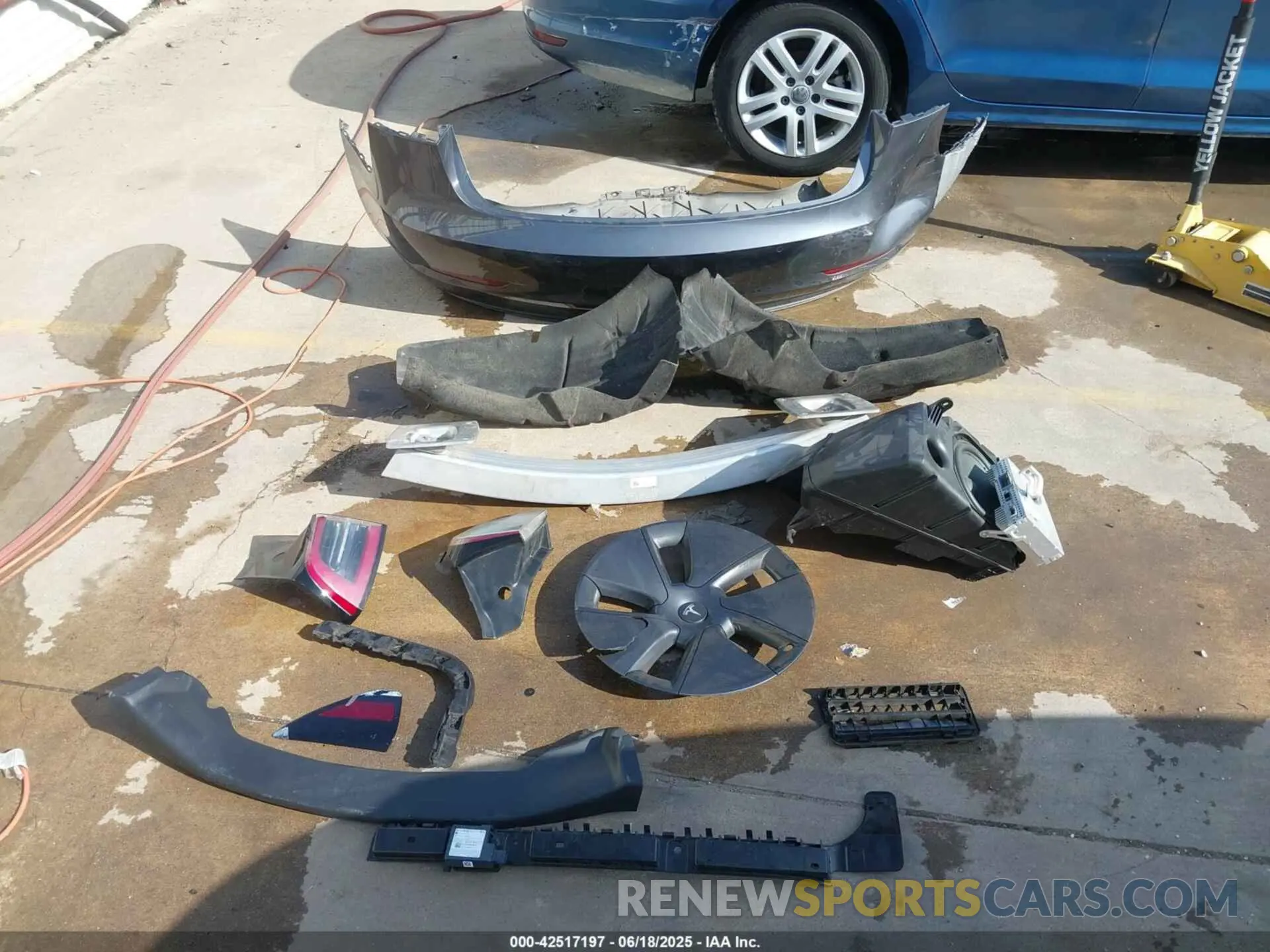 11 Photograph of a damaged car 5YJ3E1EB8NF206951 TESLA MODEL 3 2022