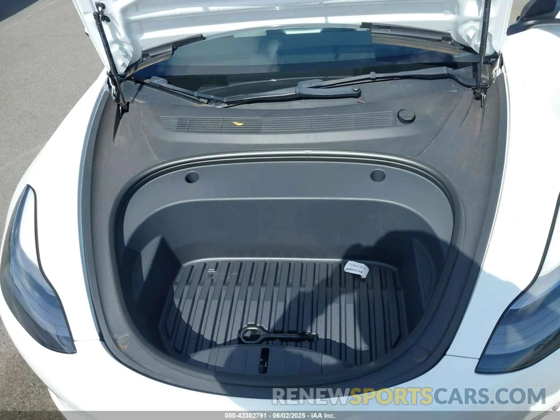10 Photograph of a damaged car 5YJ3E1EB8NF232479 TESLA MODEL 3 2022