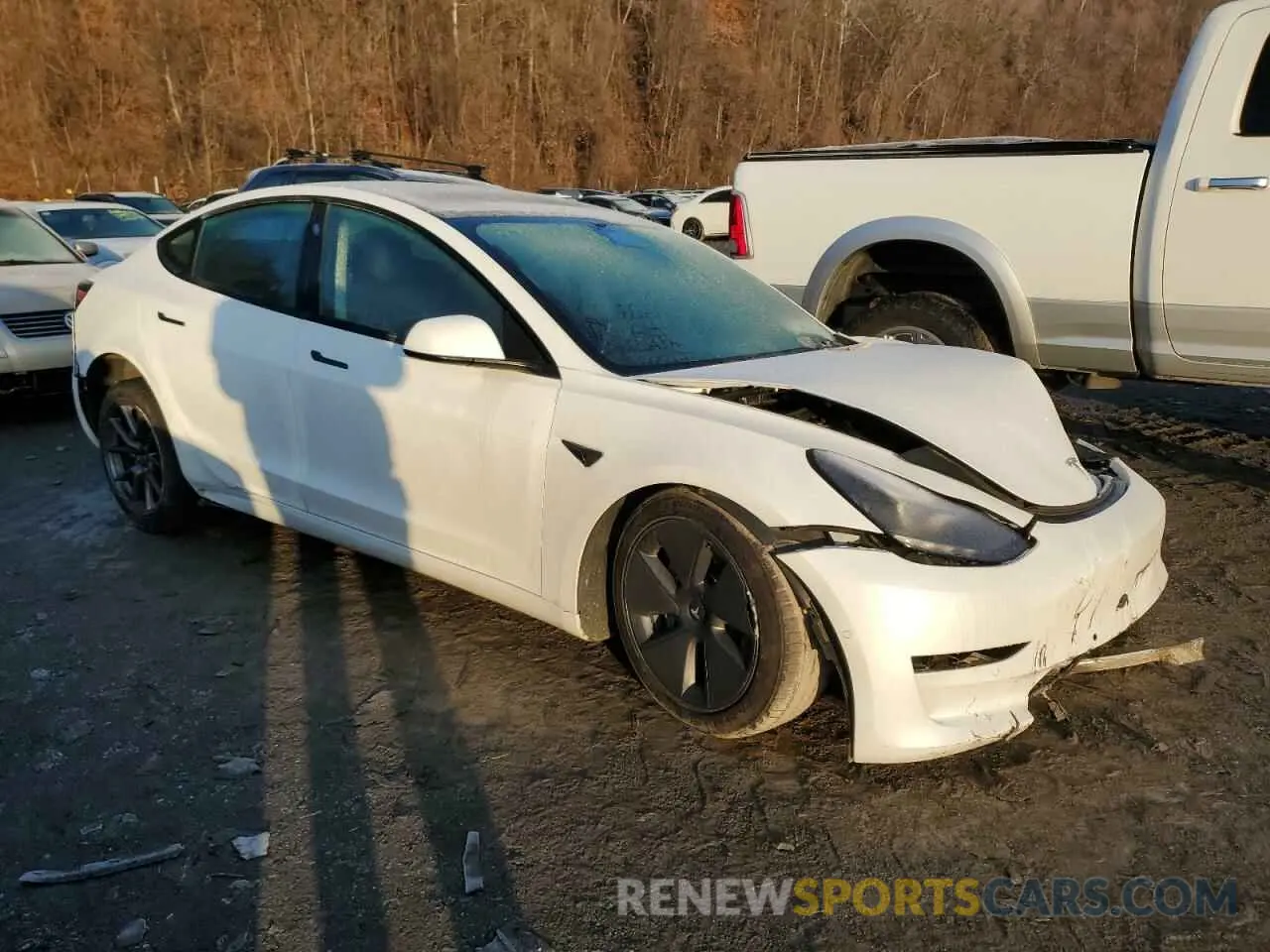 4 Photograph of a damaged car 5YJ3E1EB8NF266132 TESLA MODEL 3 2022