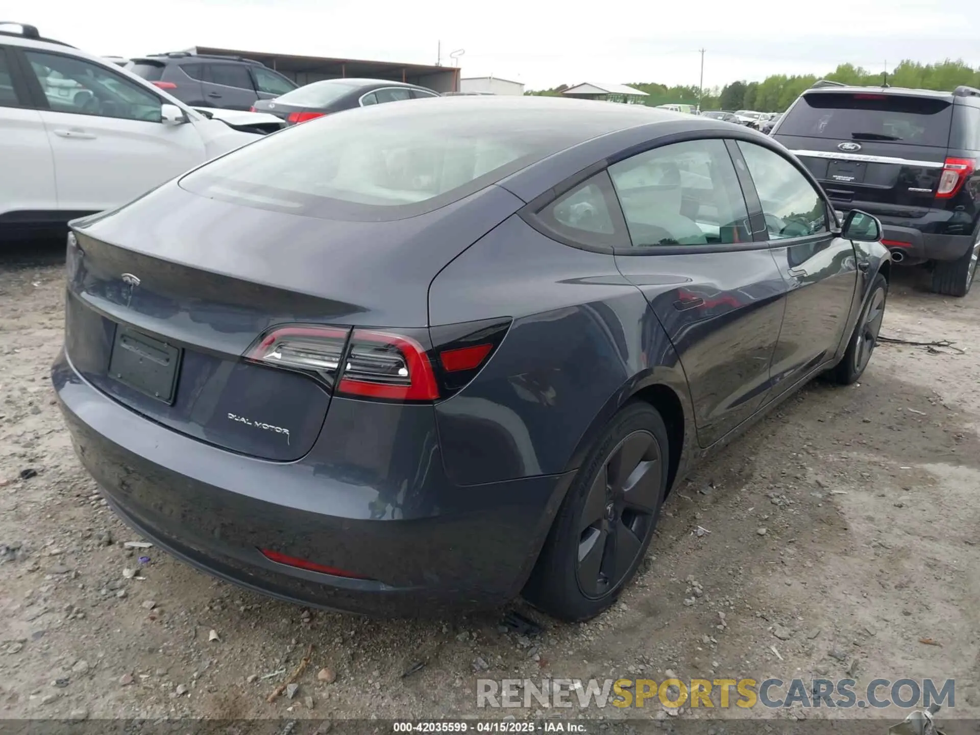 4 Photograph of a damaged car 5YJ3E1EB8NF315359 TESLA MODEL 3 2022