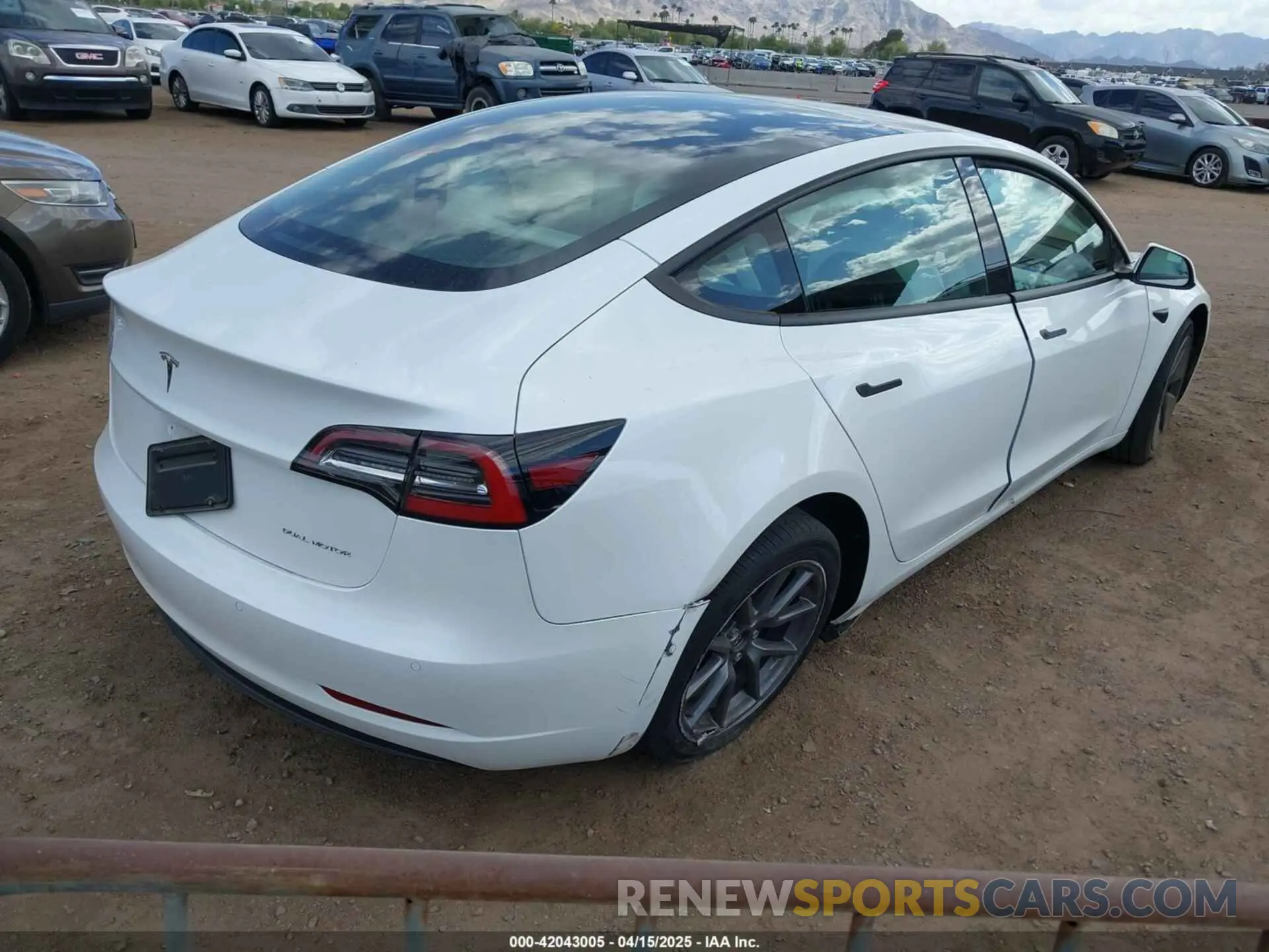 4 Photograph of a damaged car 5YJ3E1EB8NF338947 TESLA MODEL 3 2022
