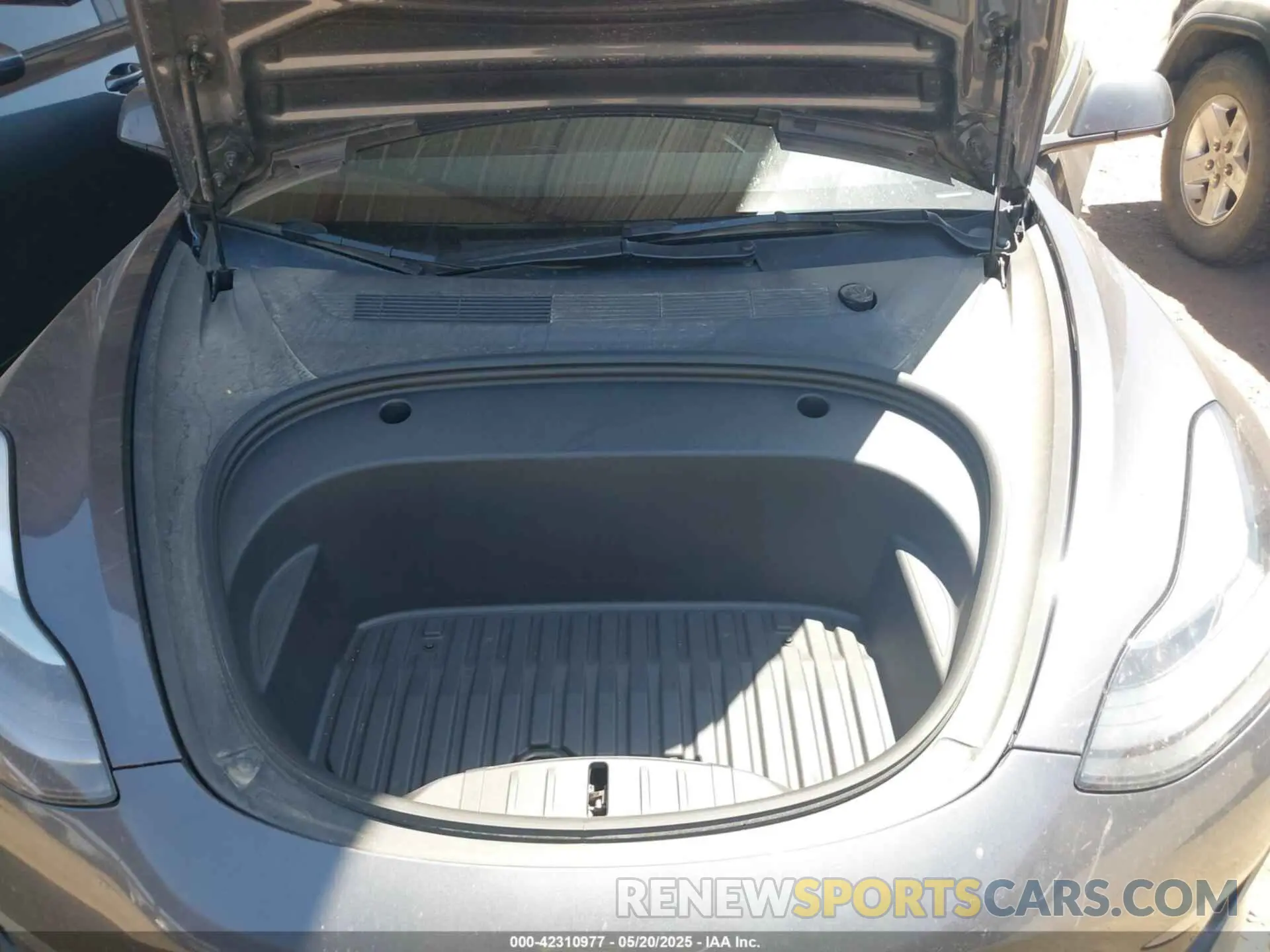 10 Photograph of a damaged car 5YJ3E1EB9NF167142 TESLA MODEL 3 2022