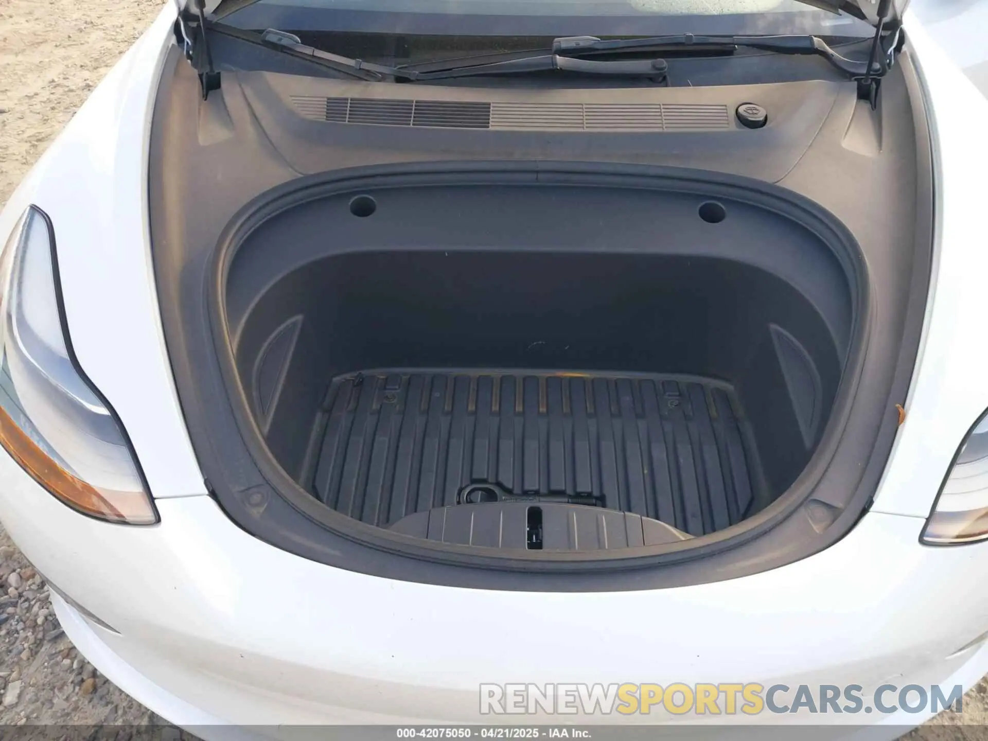 10 Photograph of a damaged car 5YJ3E1EB9NF321073 TESLA MODEL 3 2022