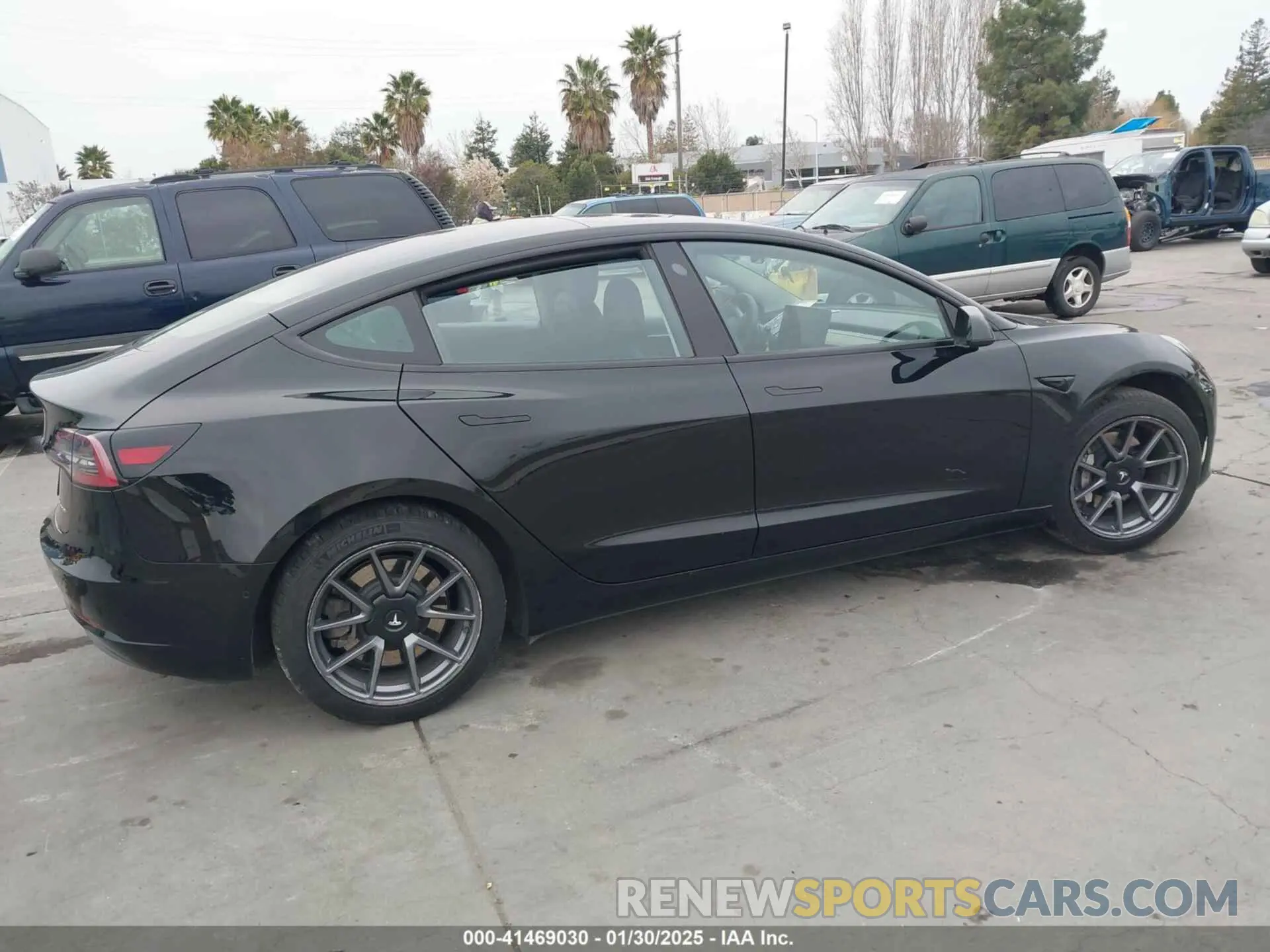 4 Photograph of a damaged car 5YJ3E1EB9NF348368 TESLA MODEL 3 2022