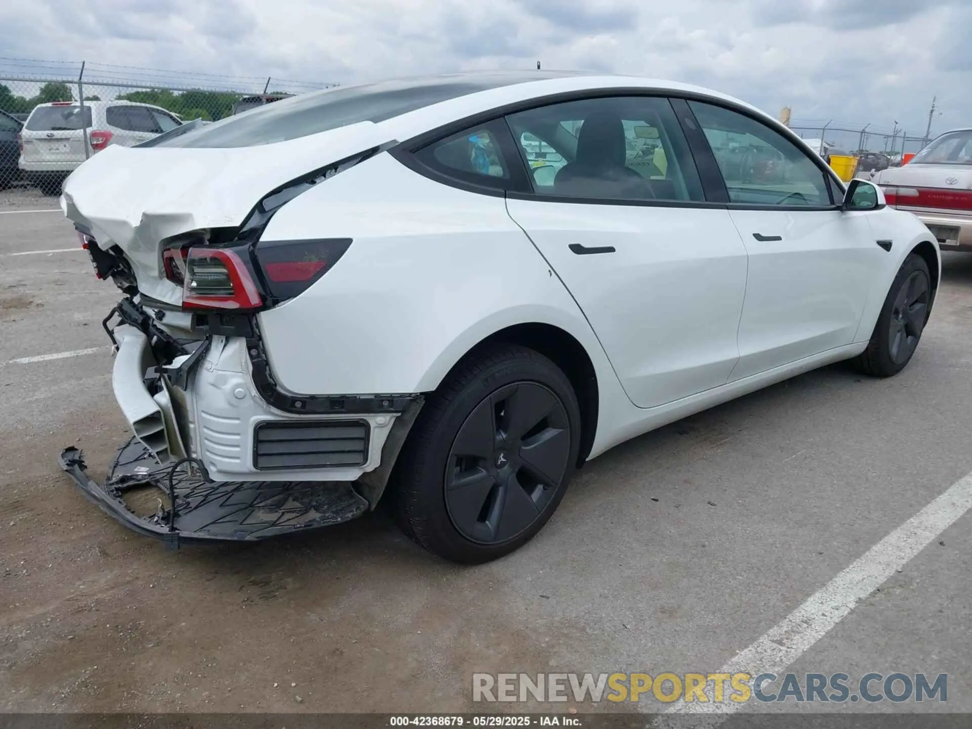 4 Photograph of a damaged car 5YJ3E1EBXNF319851 TESLA MODEL 3 2022