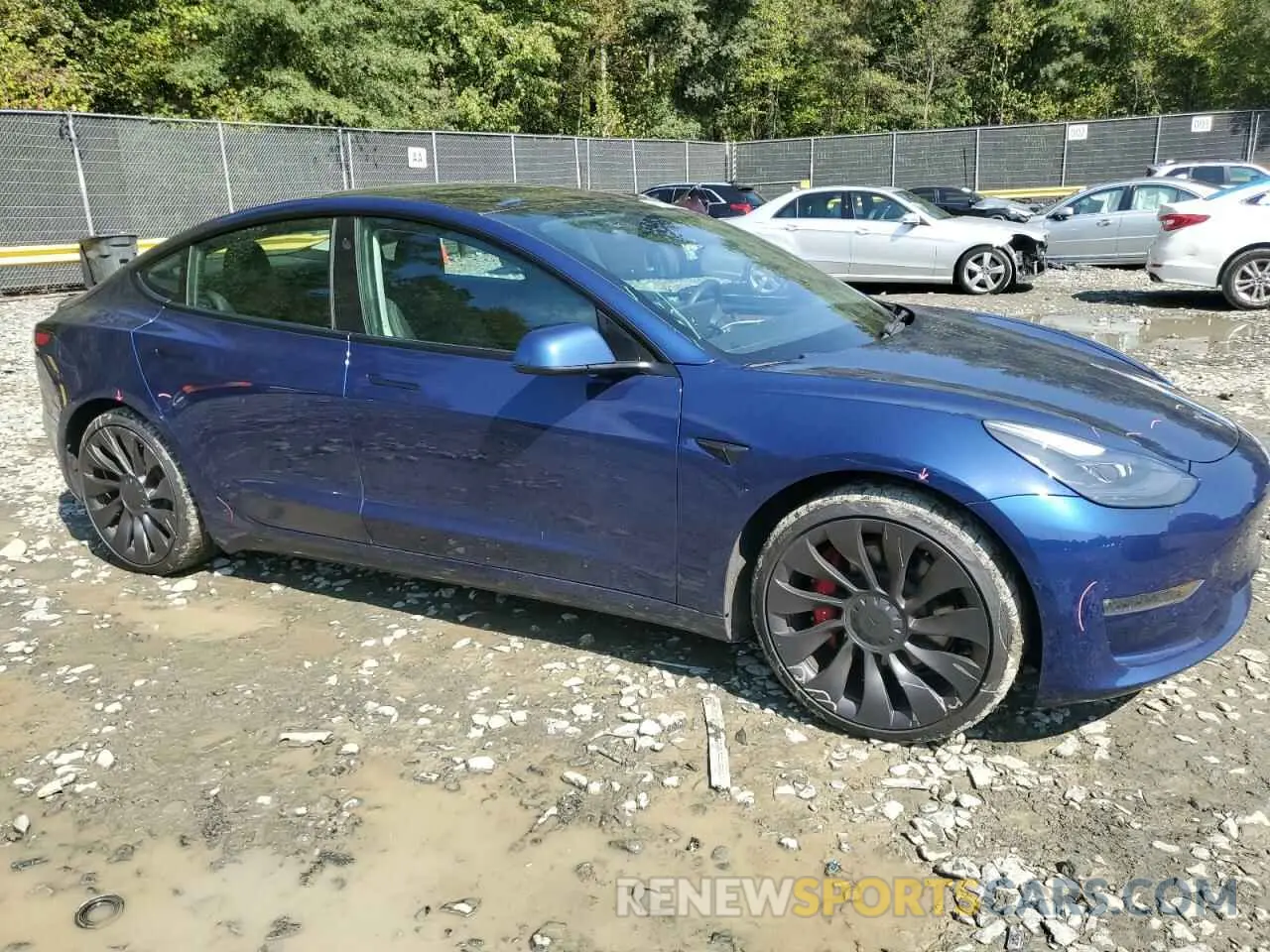 4 Photograph of a damaged car 5YJ3E1EC1NF124116 TESLA MODEL 3 2022