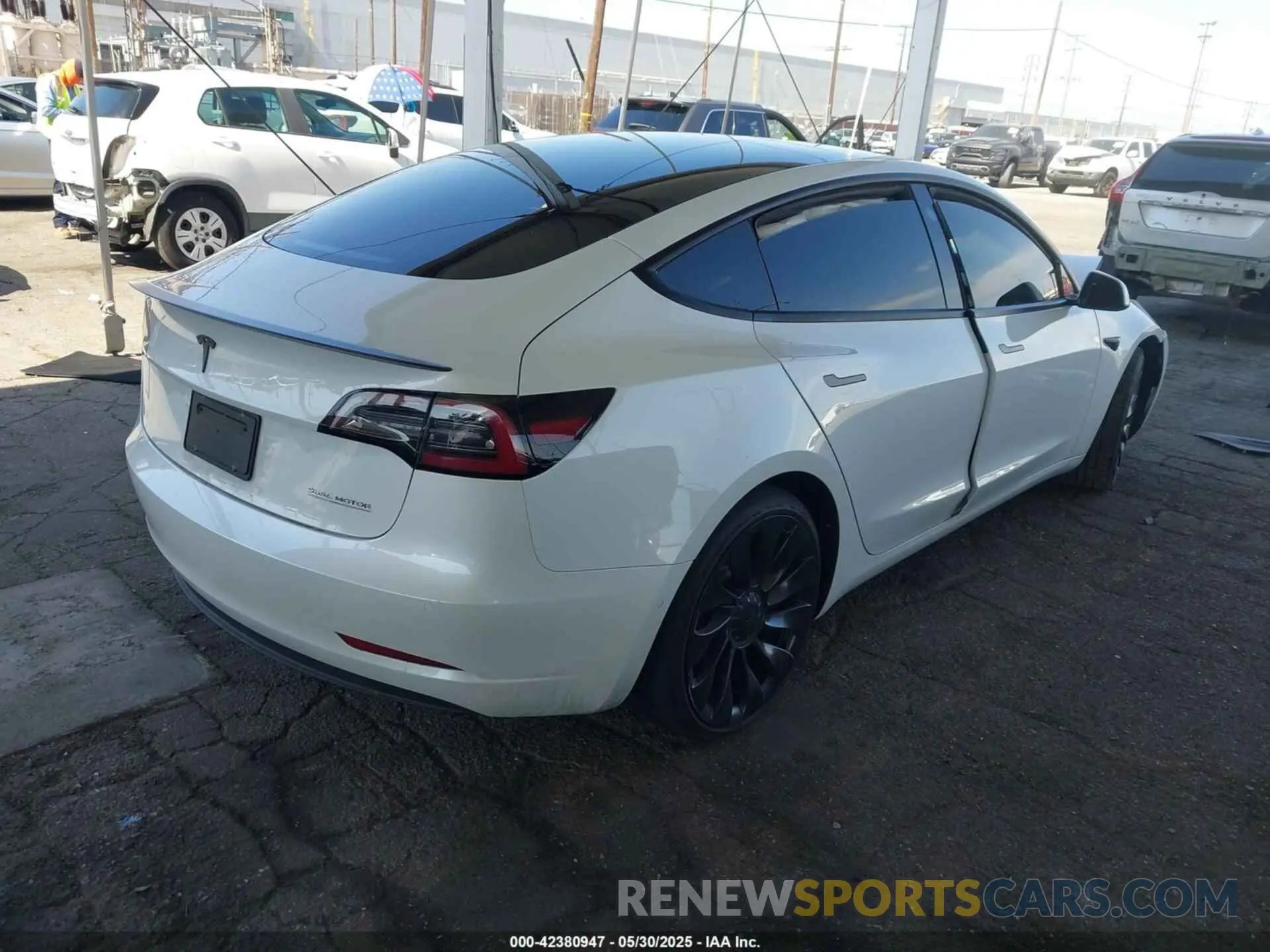 4 Photograph of a damaged car 5YJ3E1EC5NF195612 TESLA MODEL 3 2022