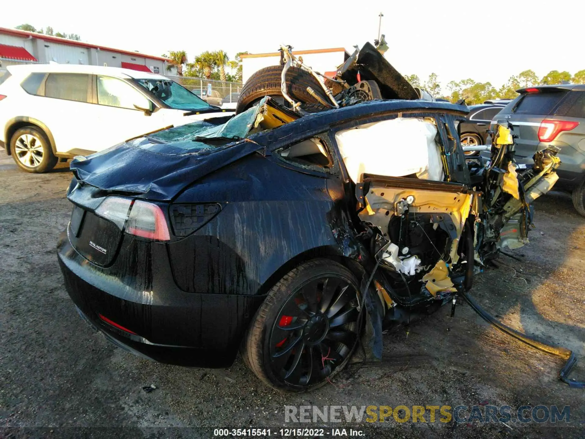 4 Photograph of a damaged car 5YJ3E1EC6NF125276 TESLA MODEL 3 2022