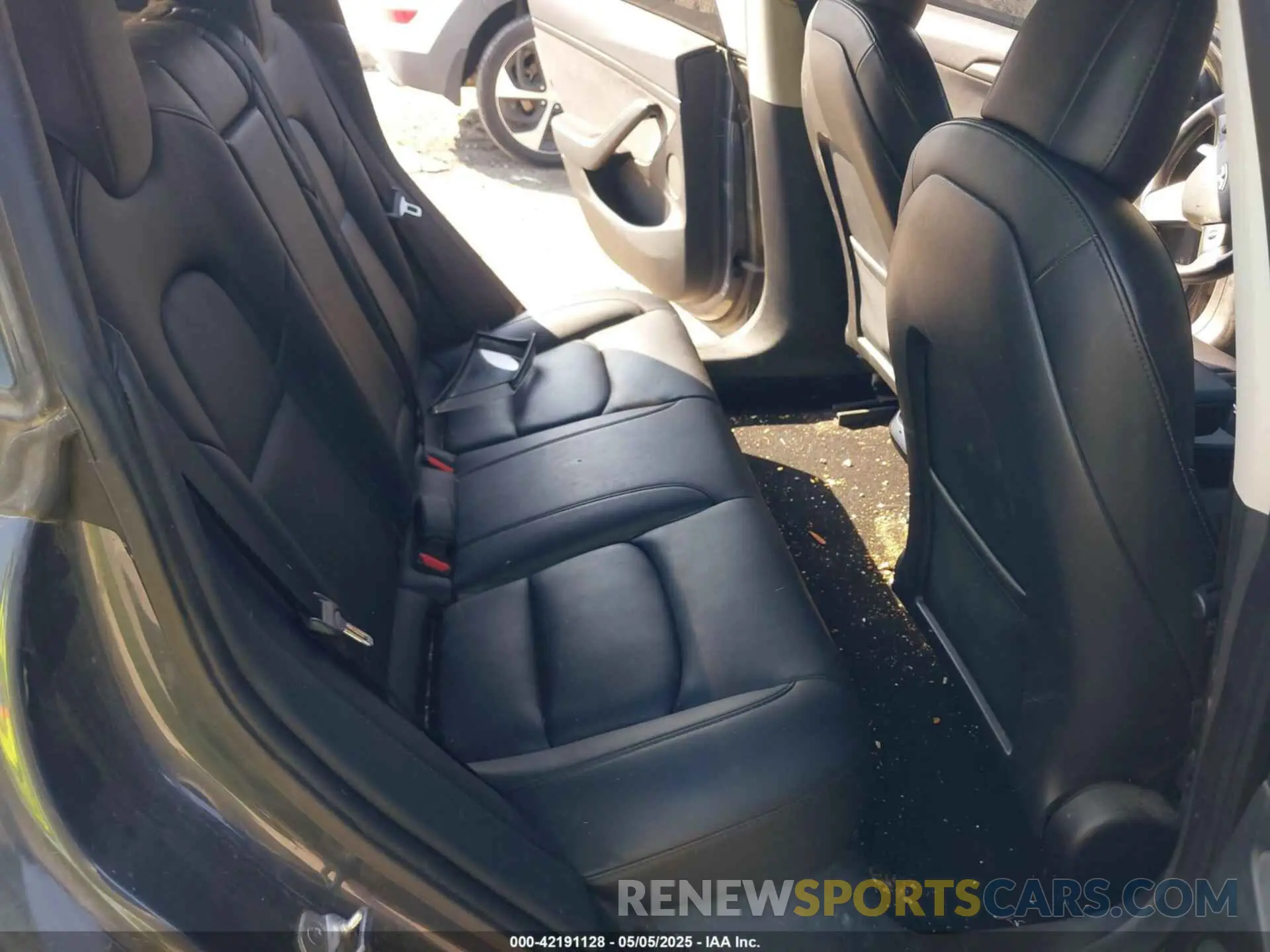 8 Photograph of a damaged car 5YJ3E1EC8NF276975 TESLA MODEL 3 2022