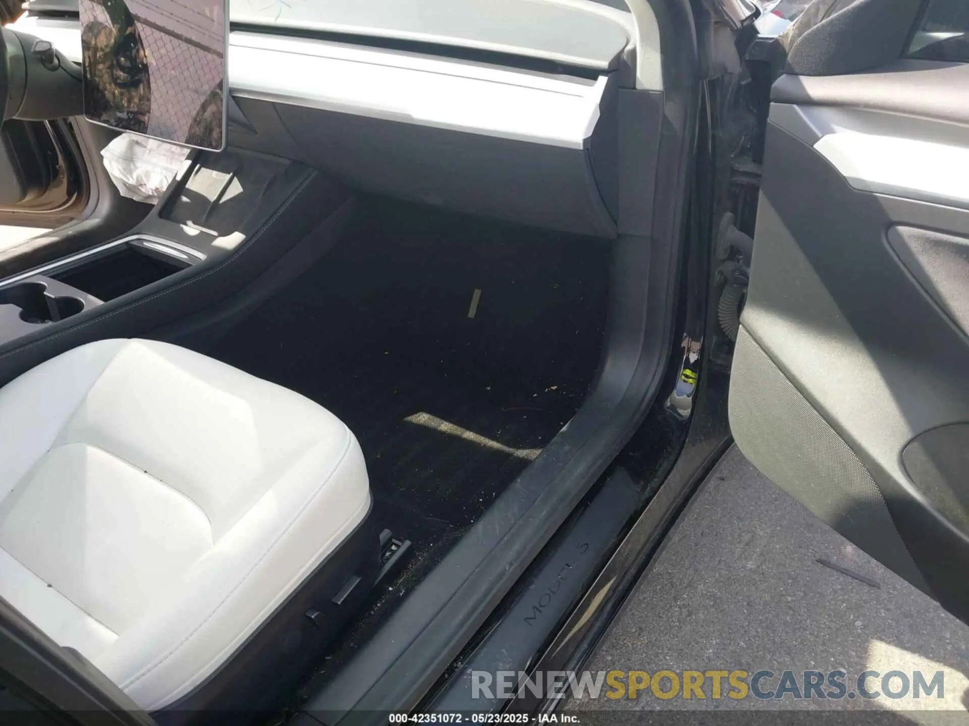 5 Photograph of a damaged car 5YJ3E1EC9NF240616 TESLA MODEL 3 2022