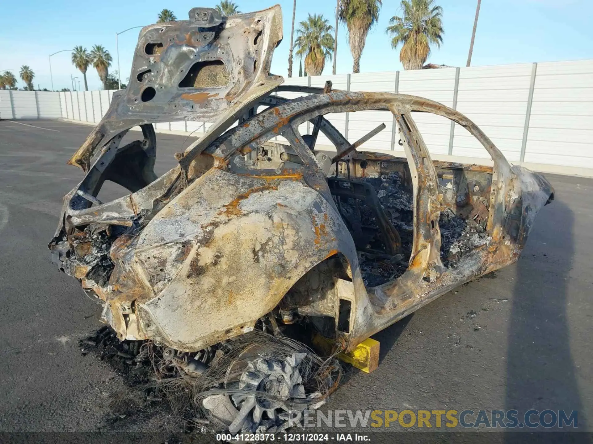 4 Photograph of a damaged car 5YJ3E1ECXNF204692 TESLA MODEL 3 2022