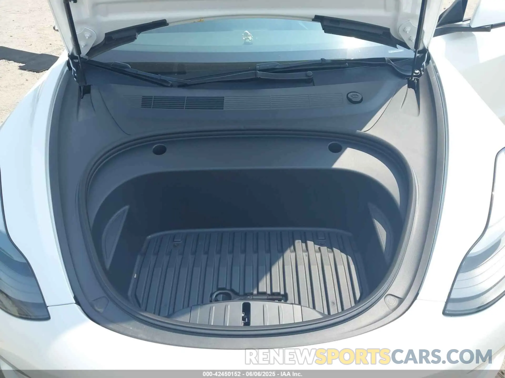 10 Photograph of a damaged car 5YJ3E1ECXNF335833 TESLA MODEL 3 2022