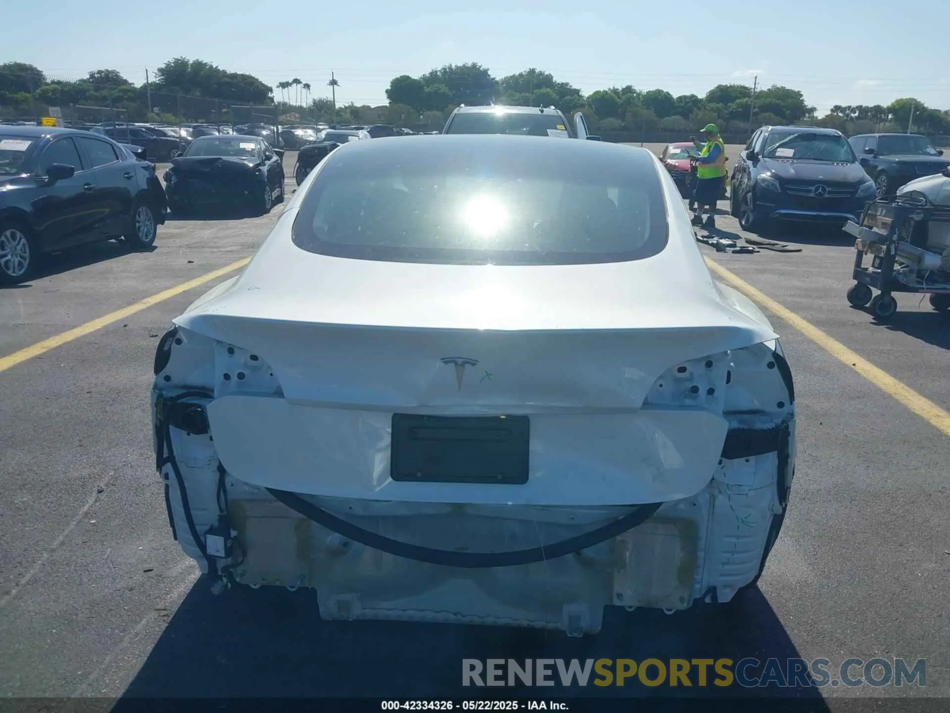 16 Photograph of a damaged car 5YJ3E1EA0PF548498 TESLA MODEL 3 2023