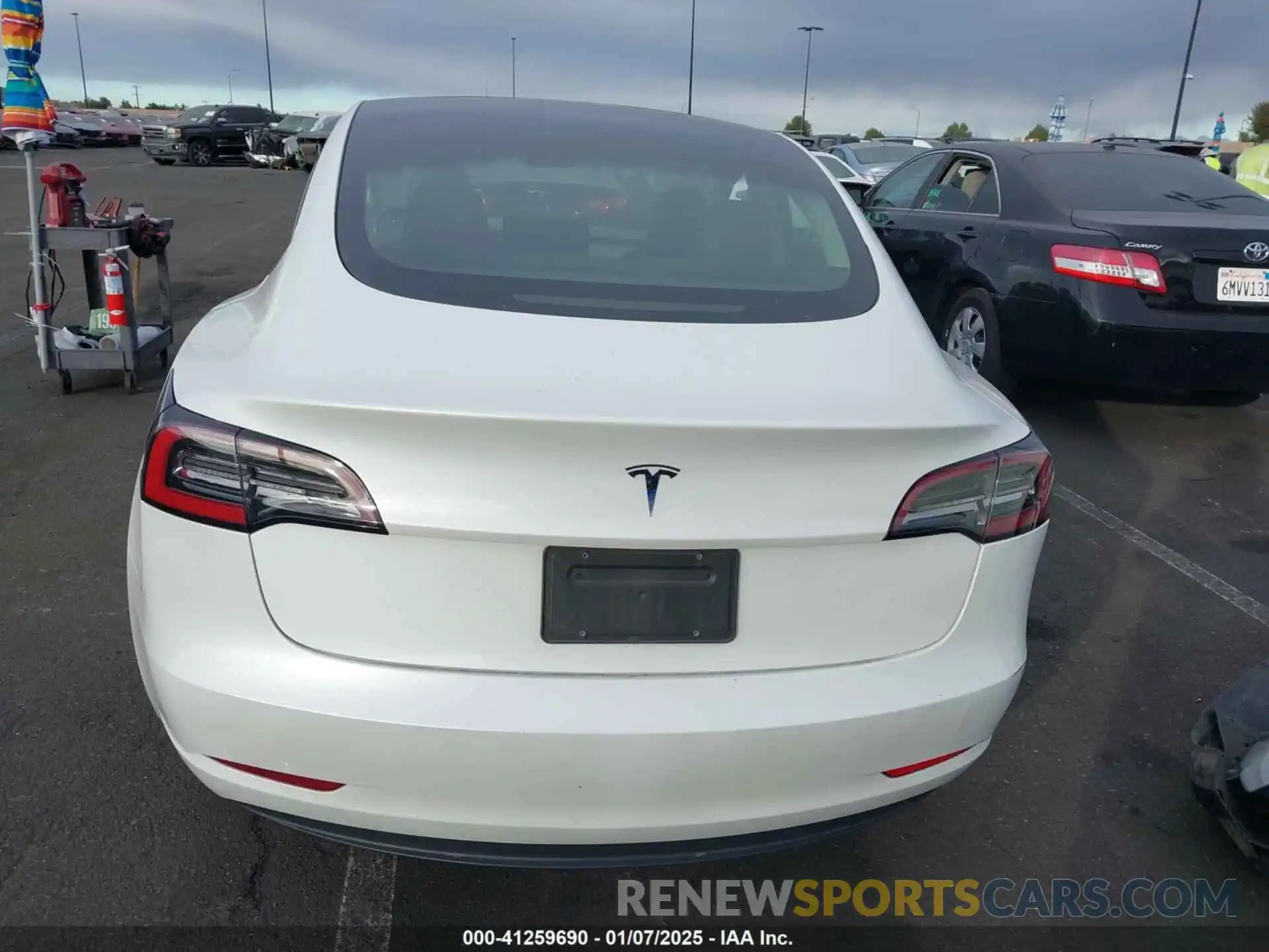 17 Photograph of a damaged car 5YJ3E1EA1PF567416 TESLA MODEL 3 2023