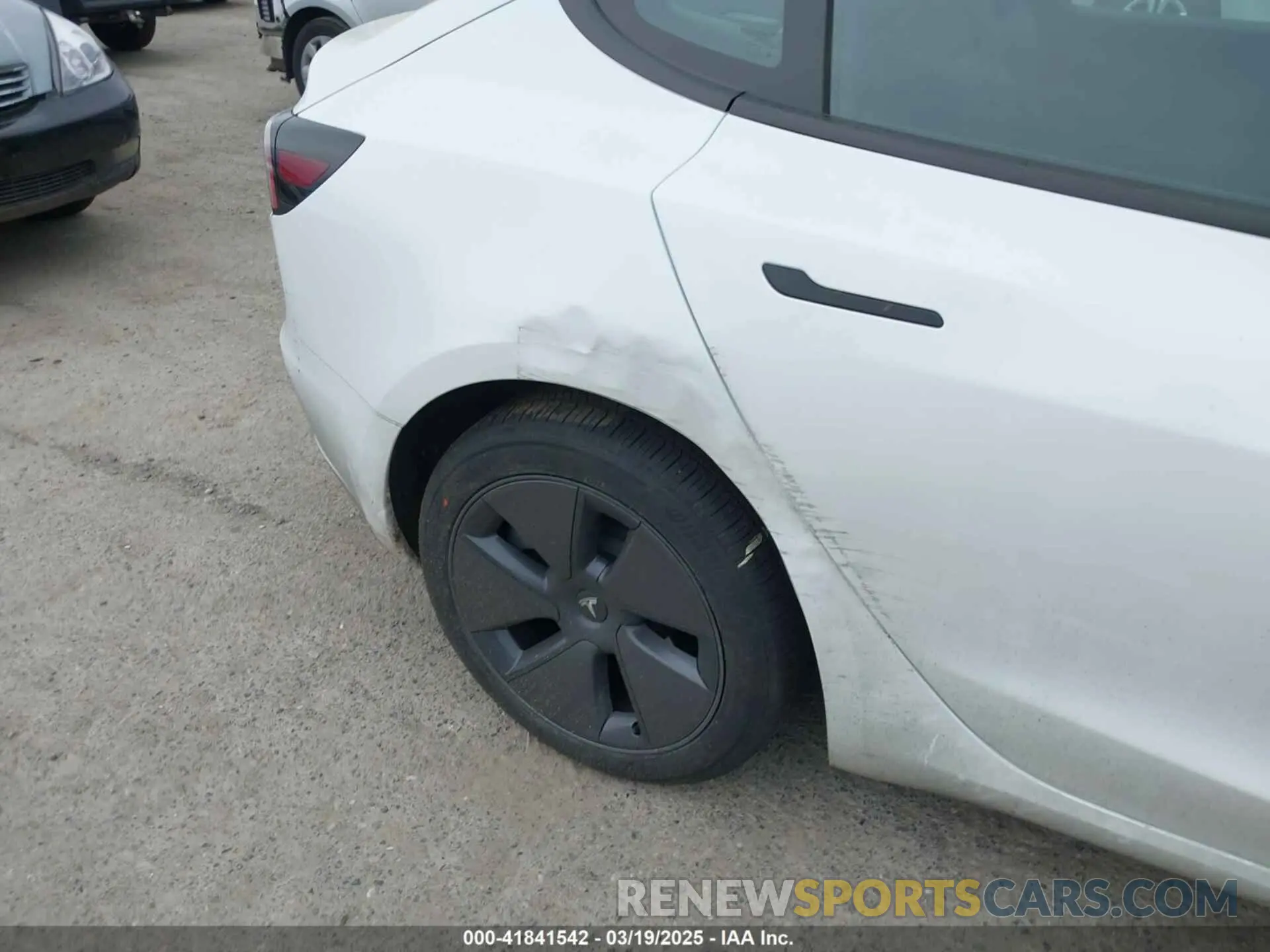 18 Photograph of a damaged car 5YJ3E1EA3PF672815 TESLA MODEL 3 2023