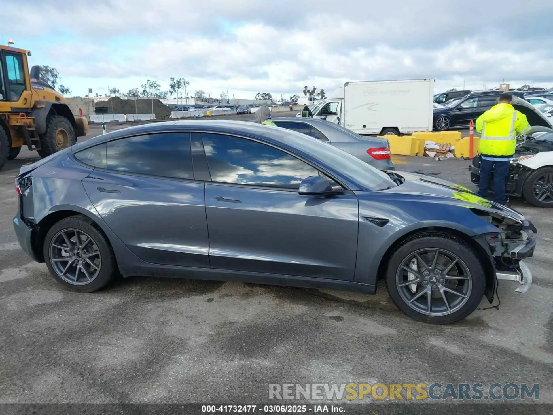 14 Photograph of a damaged car 5YJ3E1EA4PF569645 TESLA MODEL 3 2023