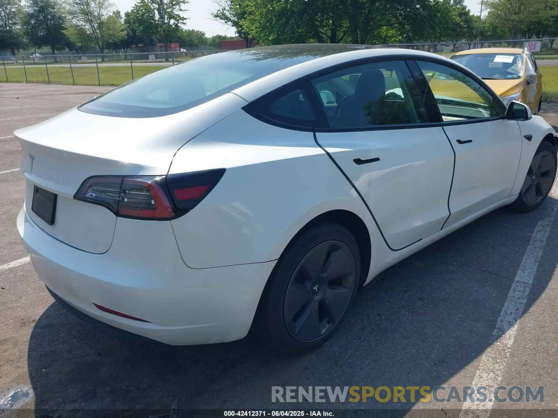 4 Photograph of a damaged car 5YJ3E1EA5PF555642 TESLA MODEL 3 2023