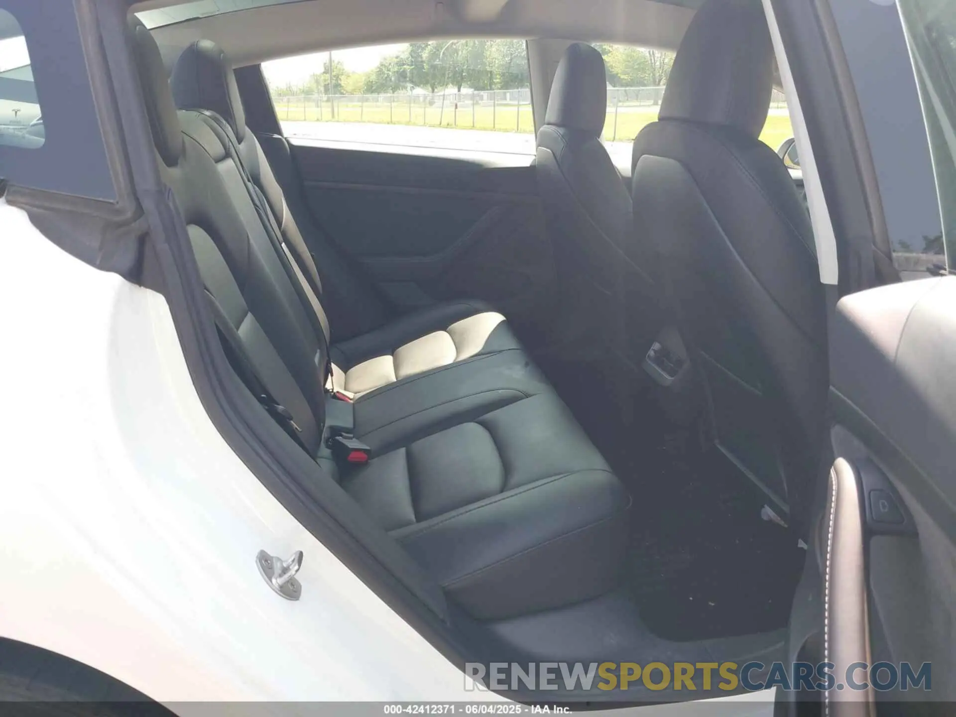 8 Photograph of a damaged car 5YJ3E1EA5PF555642 TESLA MODEL 3 2023