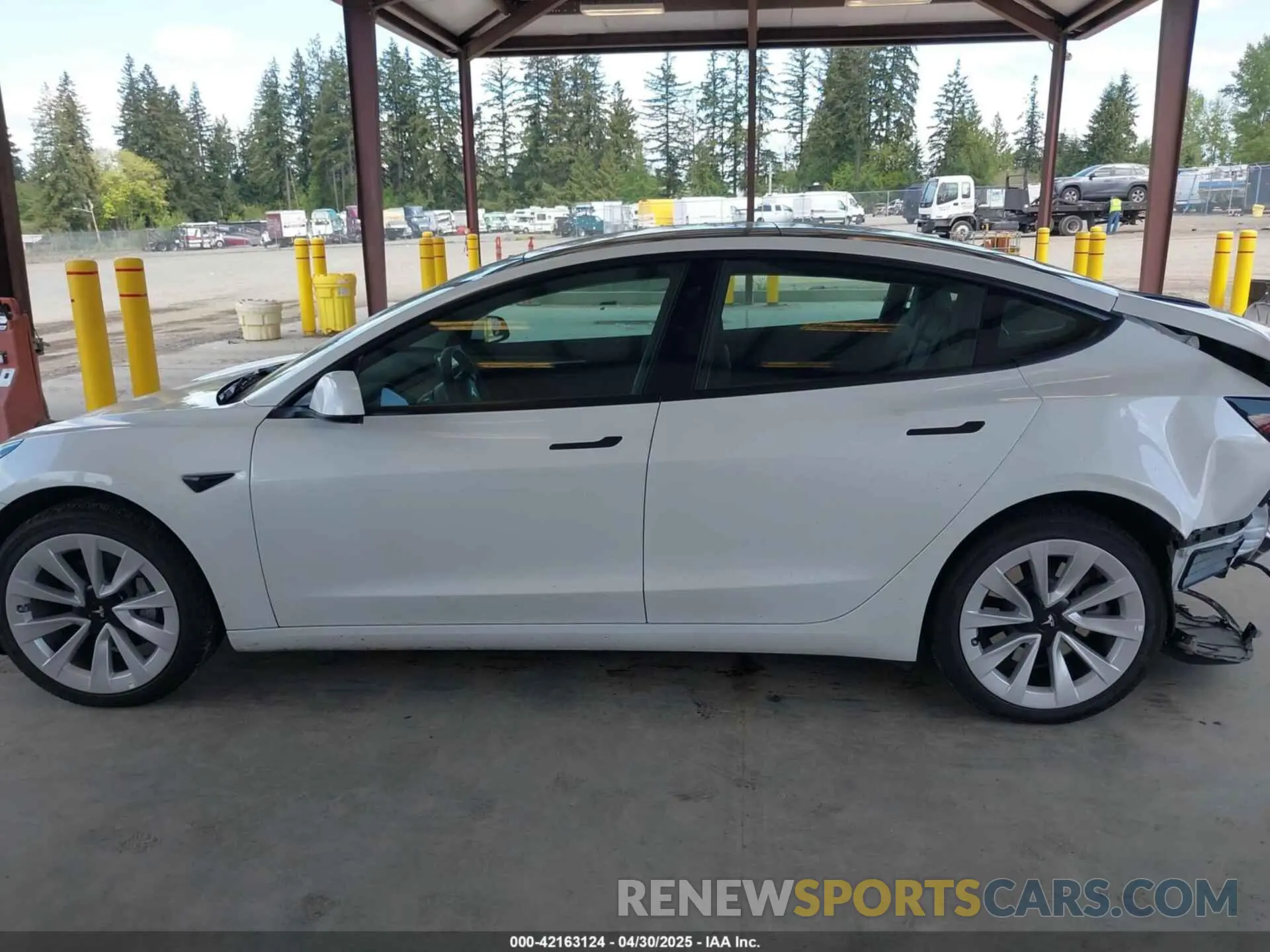 14 Photograph of a damaged car 5YJ3E1EA6PF472978 TESLA MODEL 3 2023