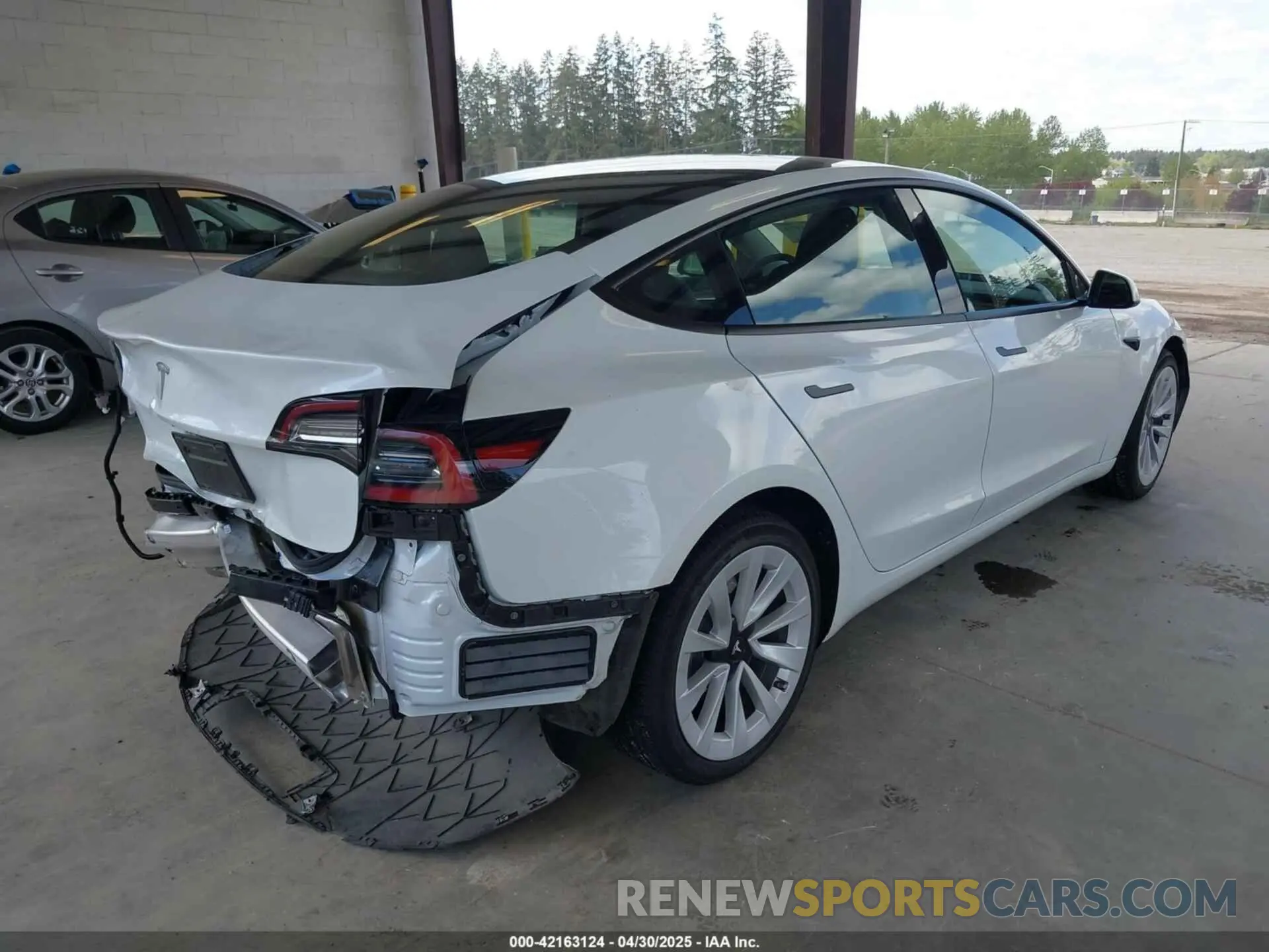 4 Photograph of a damaged car 5YJ3E1EA6PF472978 TESLA MODEL 3 2023