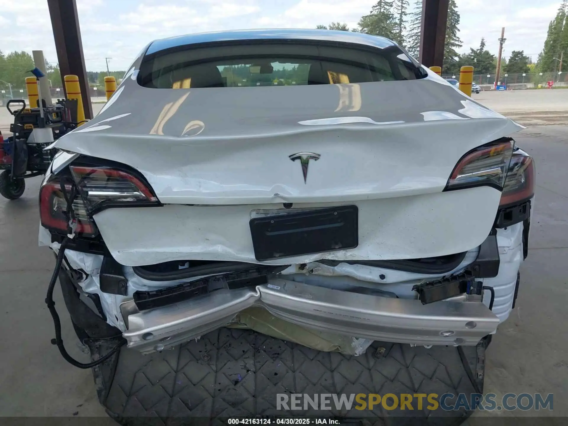 6 Photograph of a damaged car 5YJ3E1EA6PF472978 TESLA MODEL 3 2023