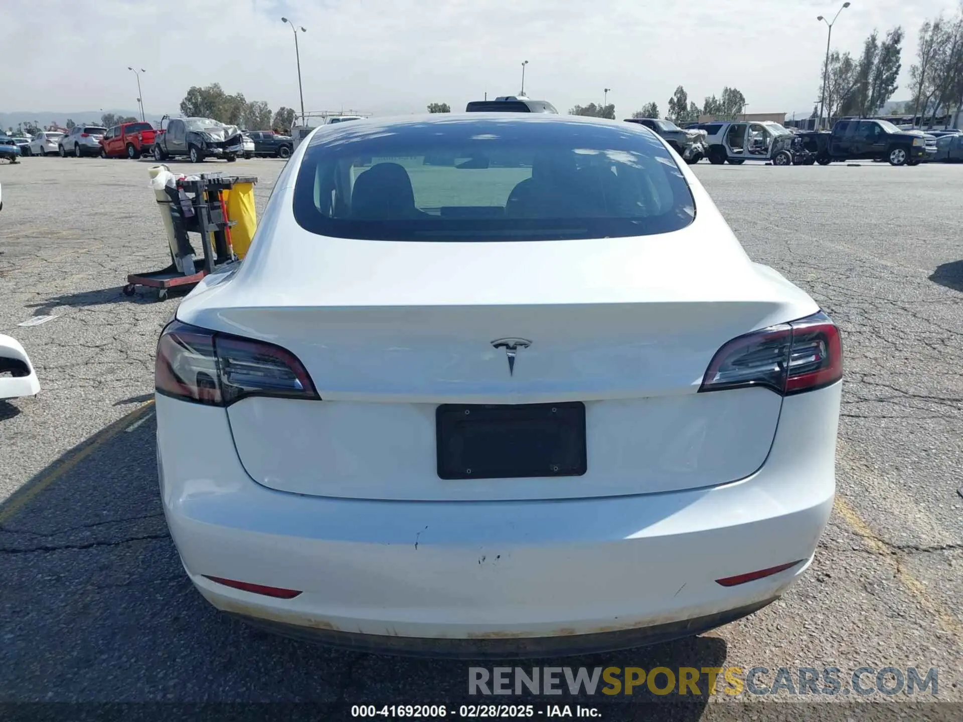 16 Photograph of a damaged car 5YJ3E1EA8PF398110 TESLA MODEL 3 2023