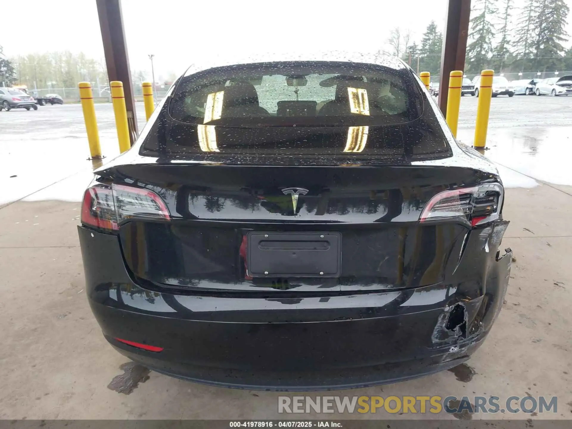 17 Photograph of a damaged car 5YJ3E1EA8PF683972 TESLA MODEL 3 2023