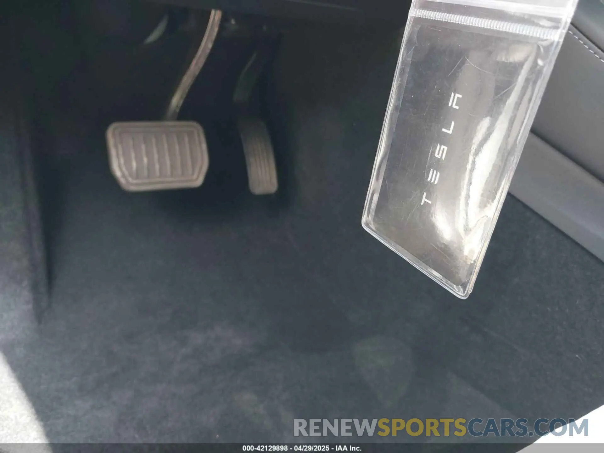 11 Photograph of a damaged car 5YJ3E1EA8PF690033 TESLA MODEL 3 2023