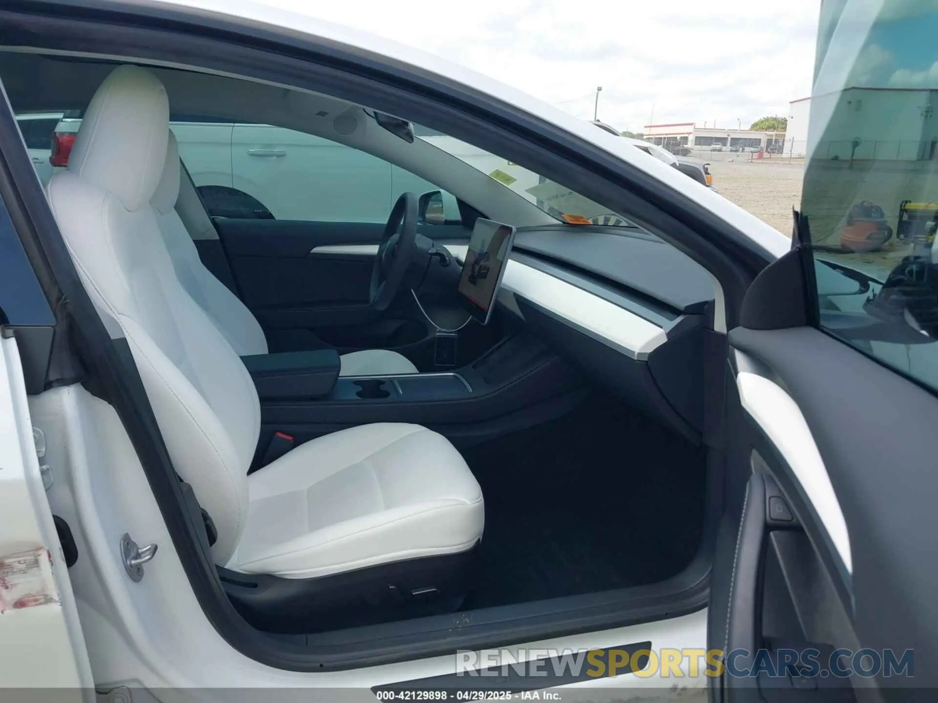 5 Photograph of a damaged car 5YJ3E1EA8PF690033 TESLA MODEL 3 2023