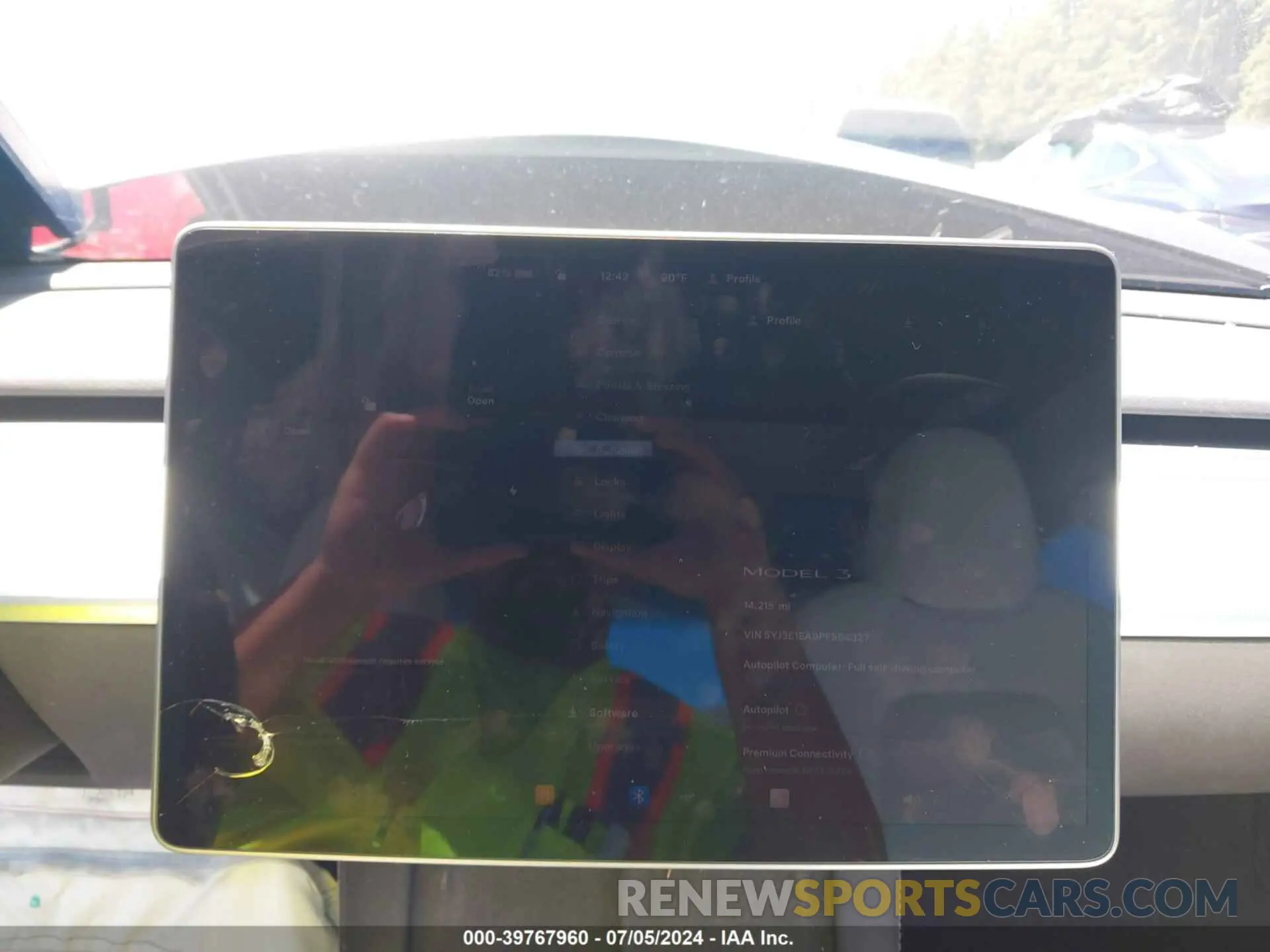 17 Photograph of a damaged car 5YJ3E1EA9PF564327 TESLA MODEL 3 2023