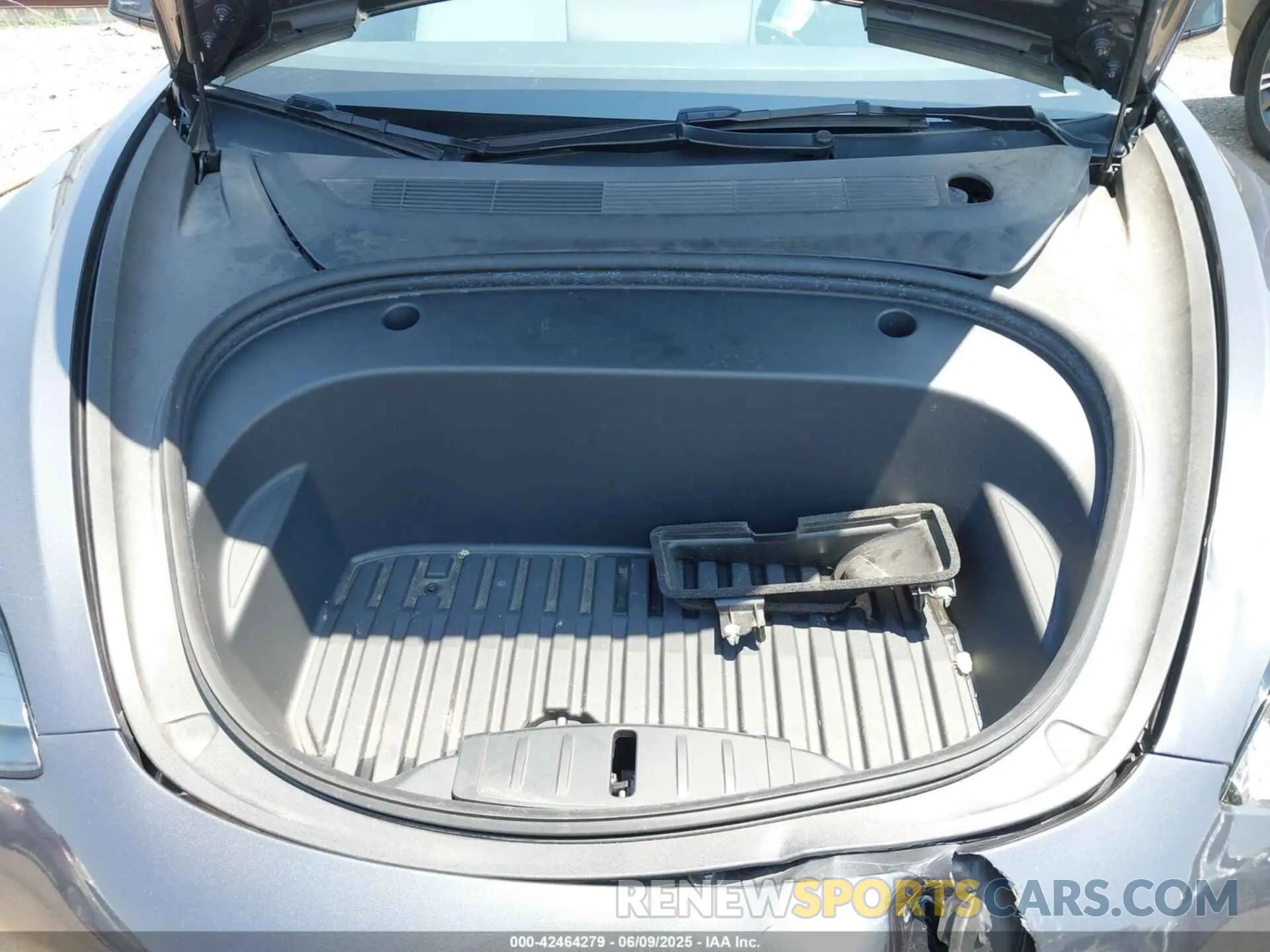 10 Photograph of a damaged car 5YJ3E1EB0PF631633 TESLA MODEL 3 2023